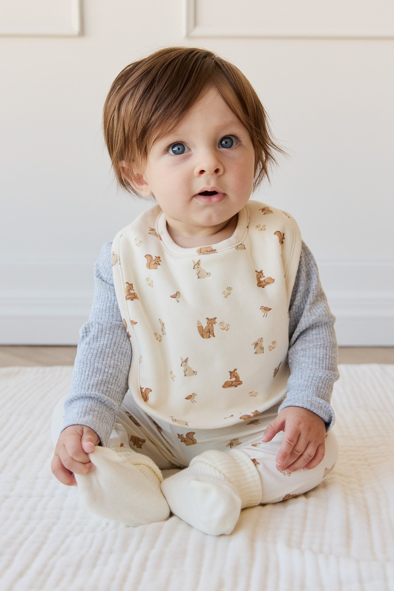 Bavette en coton bio avec imprimé ludique Amis de la forêt, boutons-pression et envers en tissu éponge pour bébés