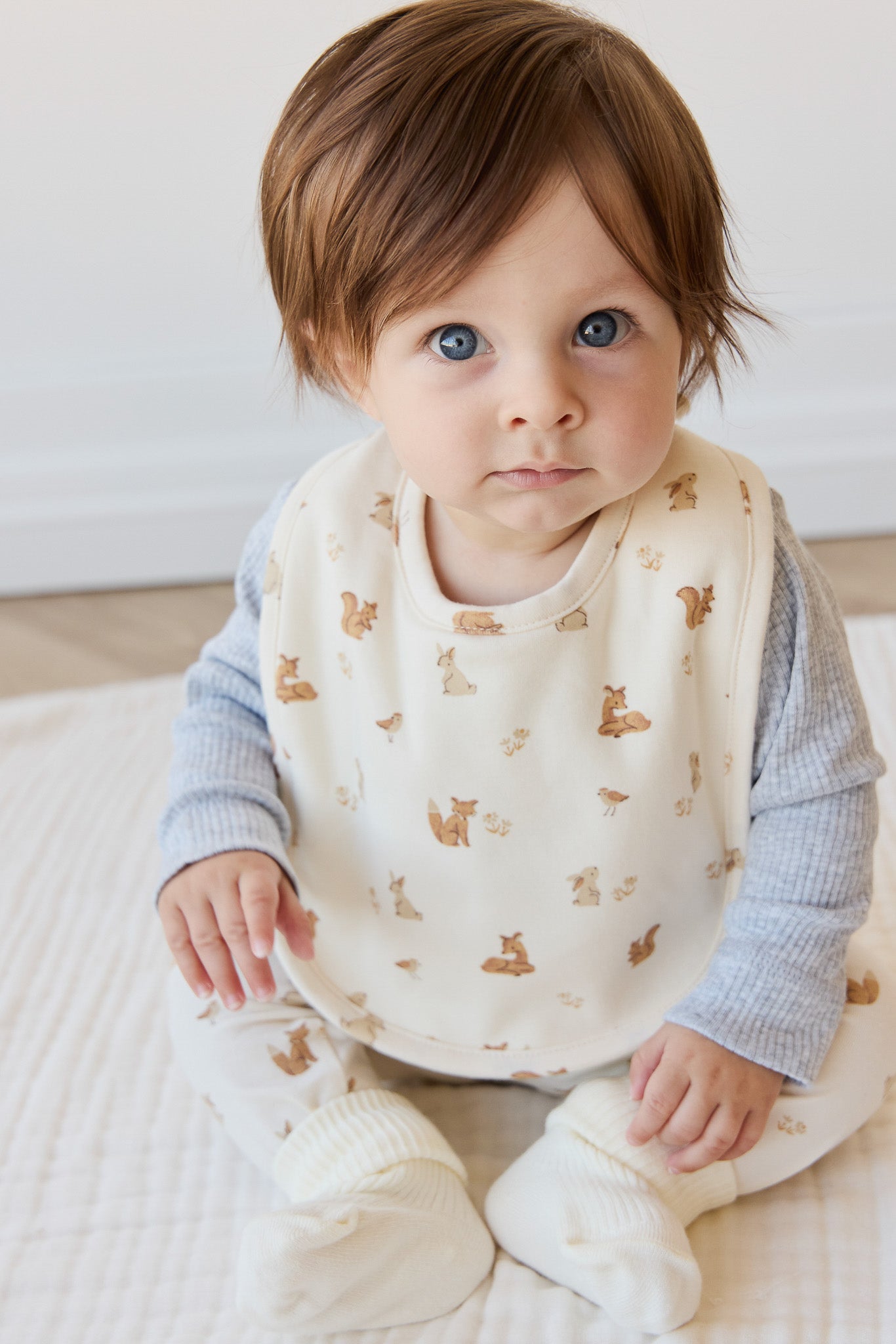 Bavette en coton bio avec imprimé ludique Amis de la forêt, boutons-pression et envers en tissu éponge pour bébés