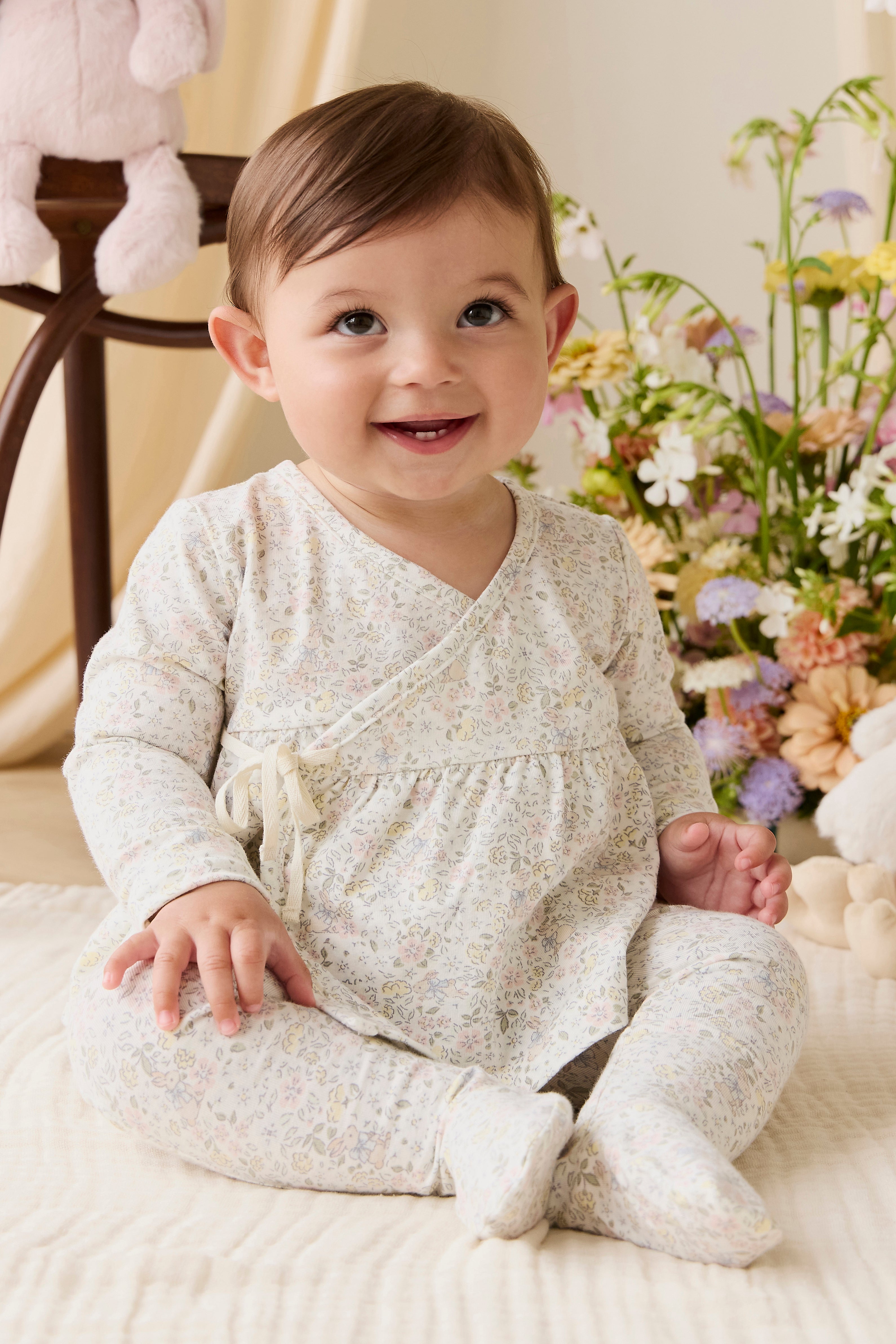 Haut cache-cœur en coton biologique avec détails à nouer, motif floral, style cottage romantique et neutre, pour filles de 0 à 3 ans