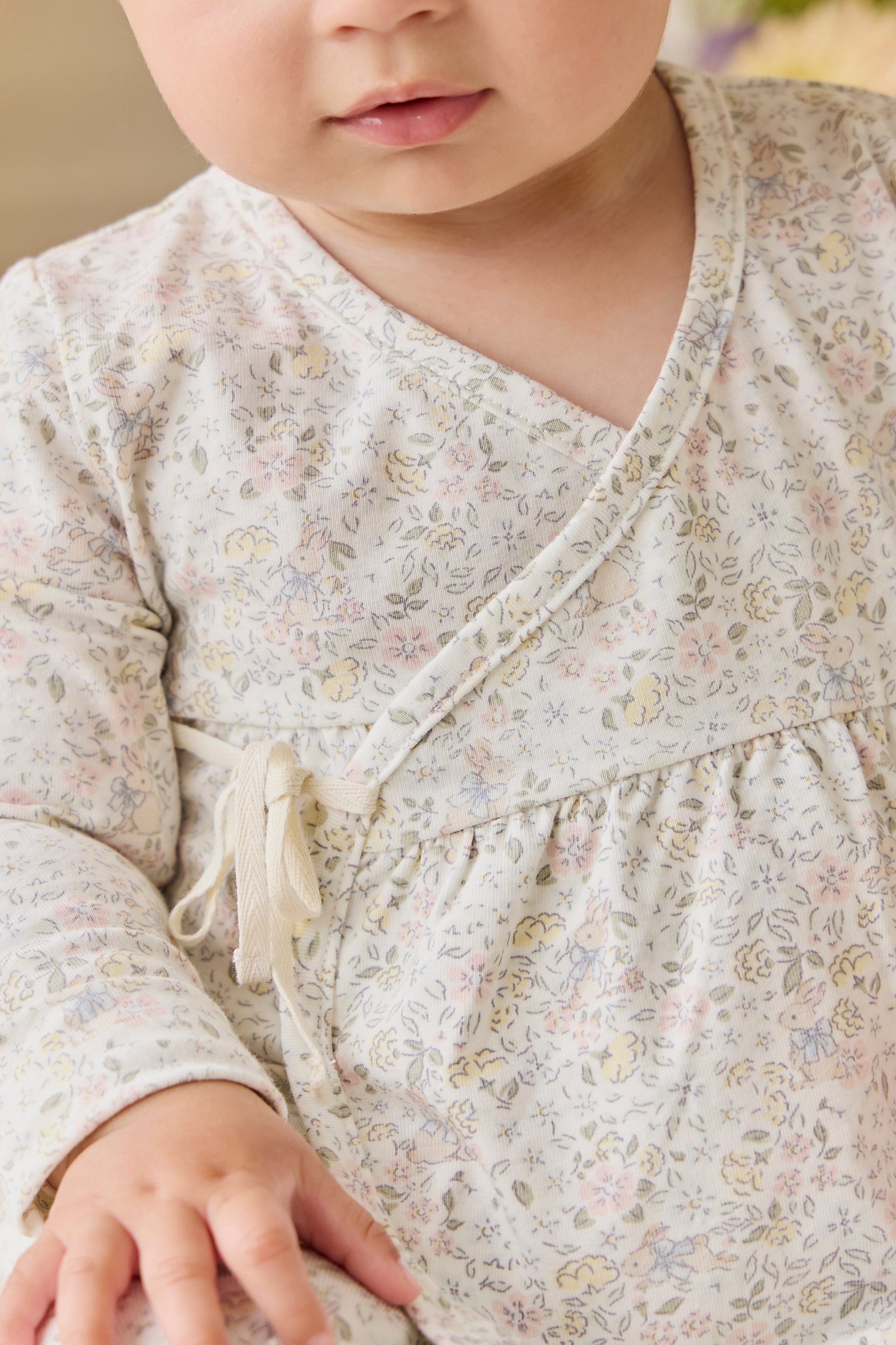 Haut cache-cœur en coton biologique avec détails à nouer, motif floral, style cottage romantique et neutre, pour filles de 0 à 3 ans