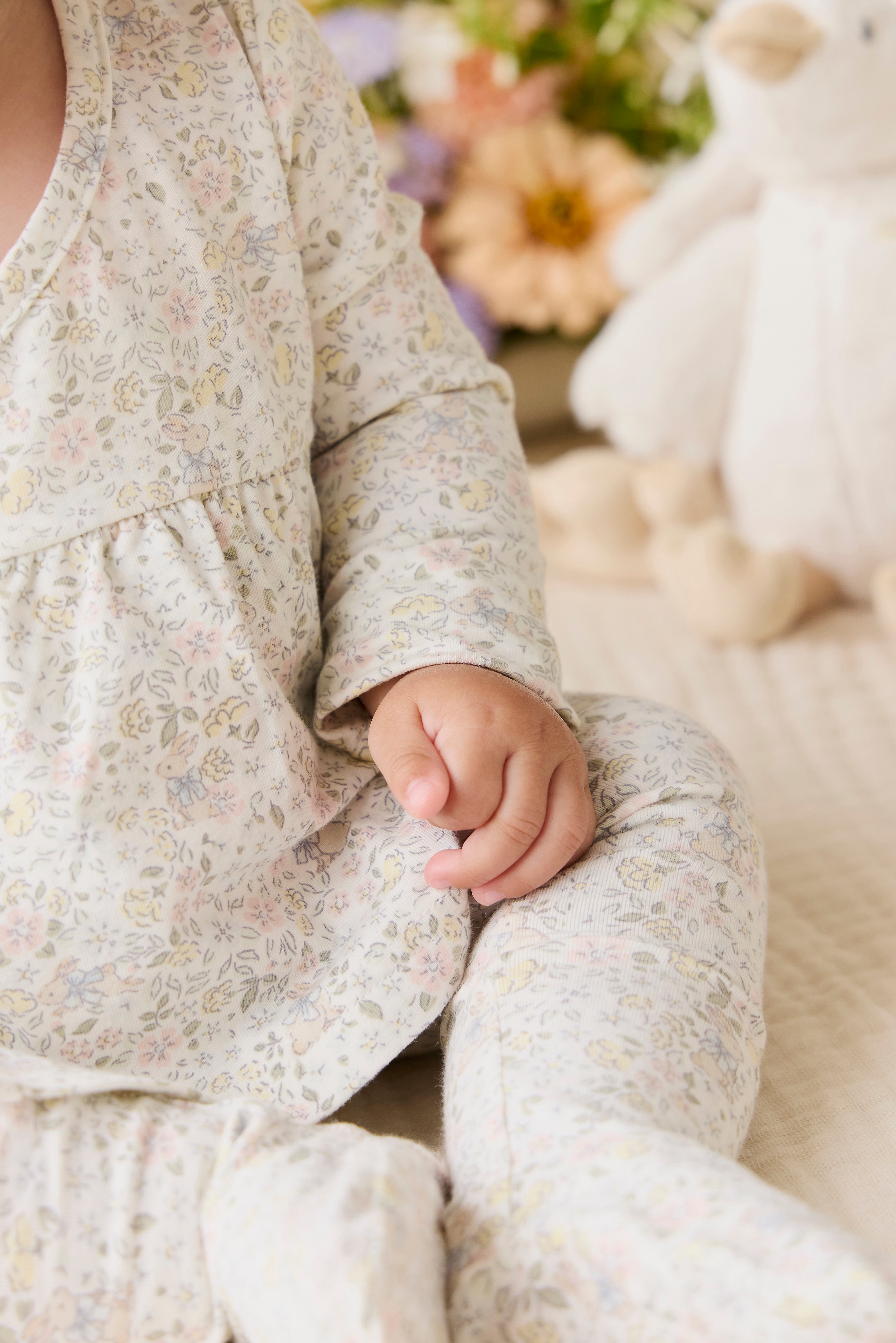 Haut cache-cœur en coton biologique avec détails à nouer, motif floral, style cottage romantique et neutre, pour filles de 0 à 3 ans