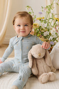 Combinaison en coton biologique imprimé lapin bleu onirique avec fermeture éclair sur le devant et tissu légèrement extensible pour bébés de 0 à 3 ans