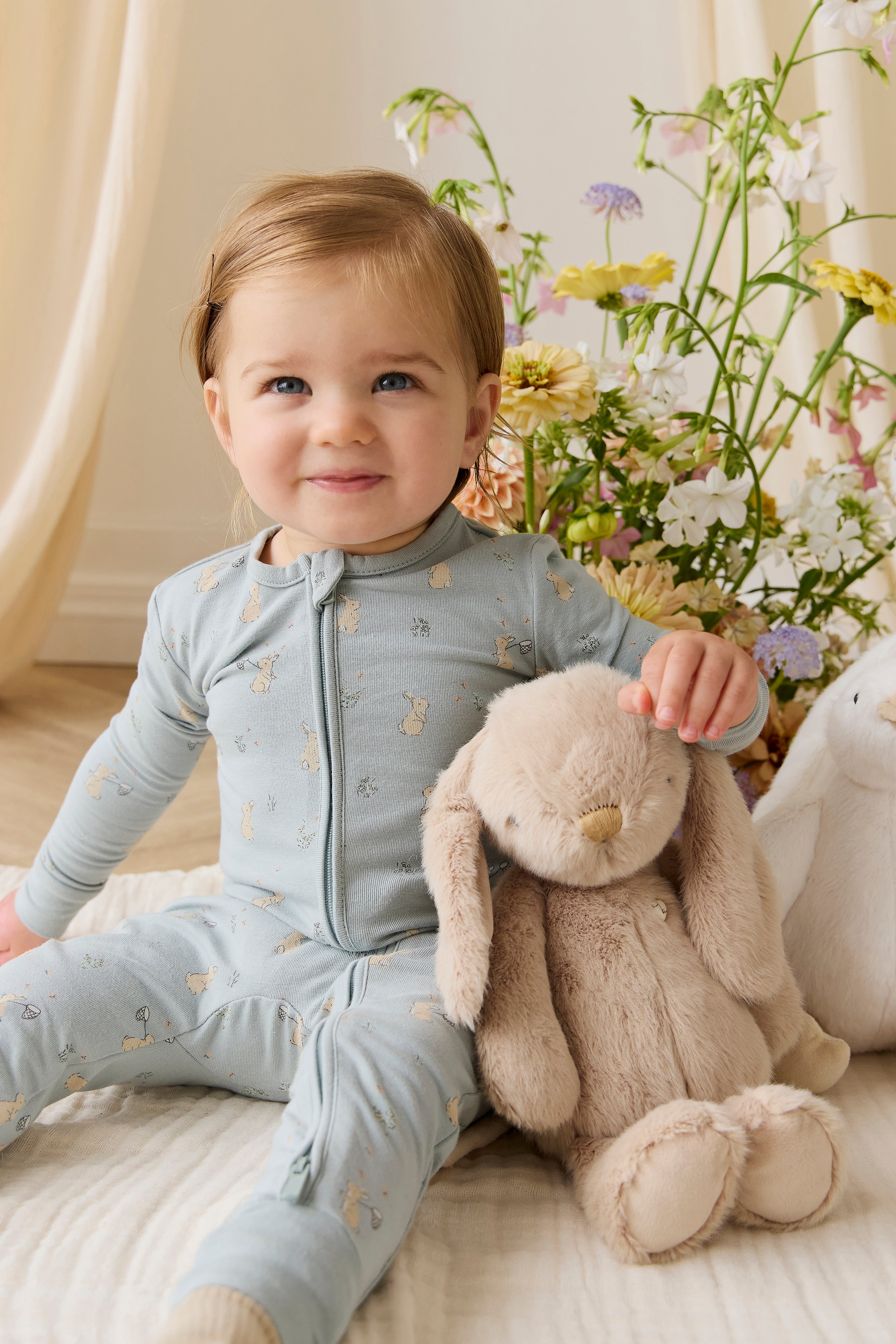 Combinaison en coton biologique imprimé lapin bleu onirique avec fermeture éclair sur le devant et tissu légèrement extensible pour bébés de 0 à 3 ans