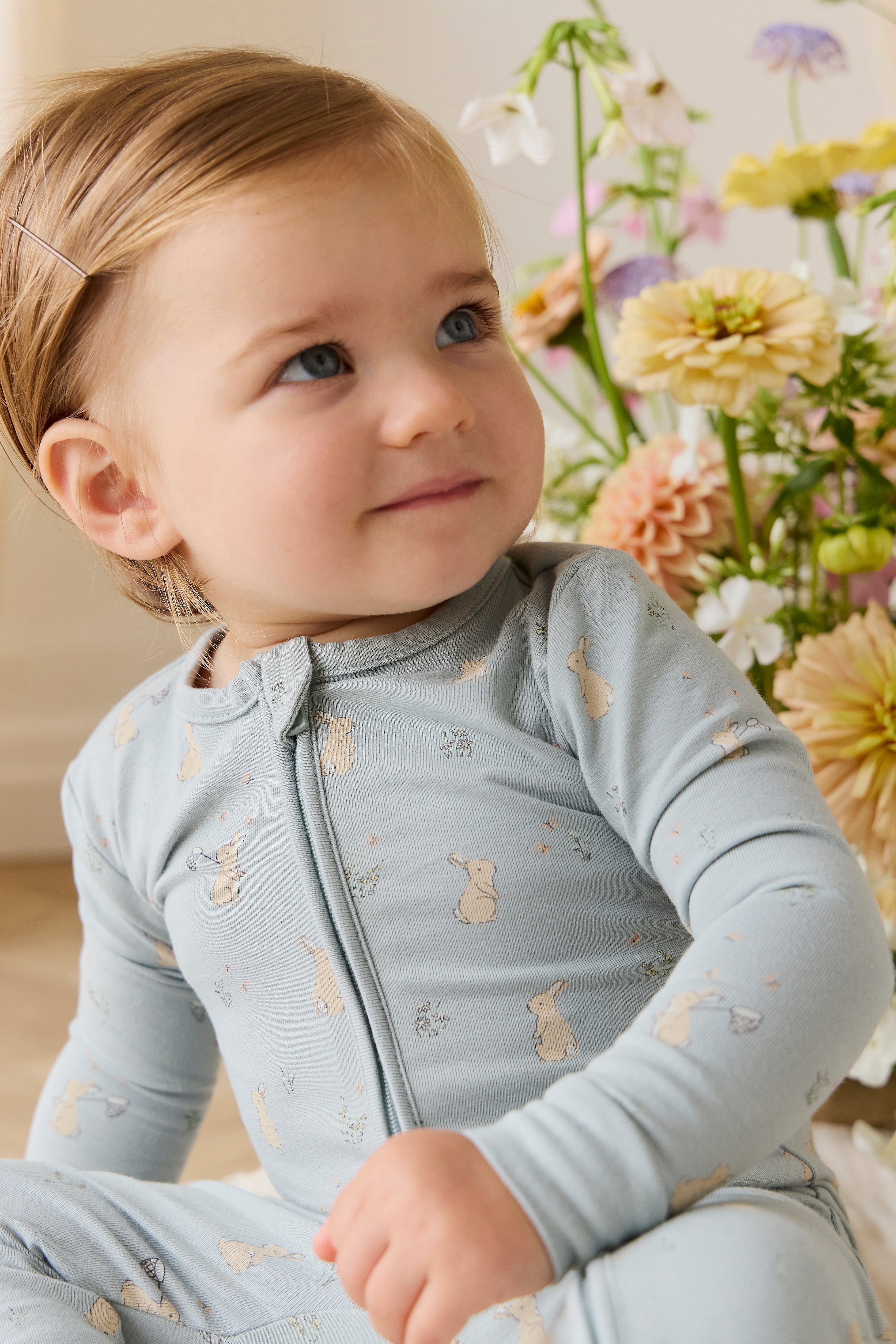 Combinaison en coton biologique imprimé lapin bleu onirique avec fermeture éclair sur le devant et tissu légèrement extensible pour bébés de 0 à 3 ans
