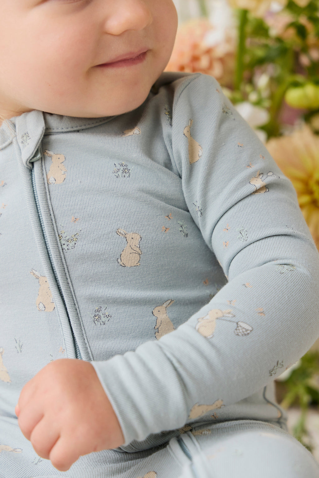 Combinaison en coton biologique imprimé lapin bleu onirique avec fermeture éclair sur le devant et tissu légèrement extensible pour bébés de 0 à 3 ans