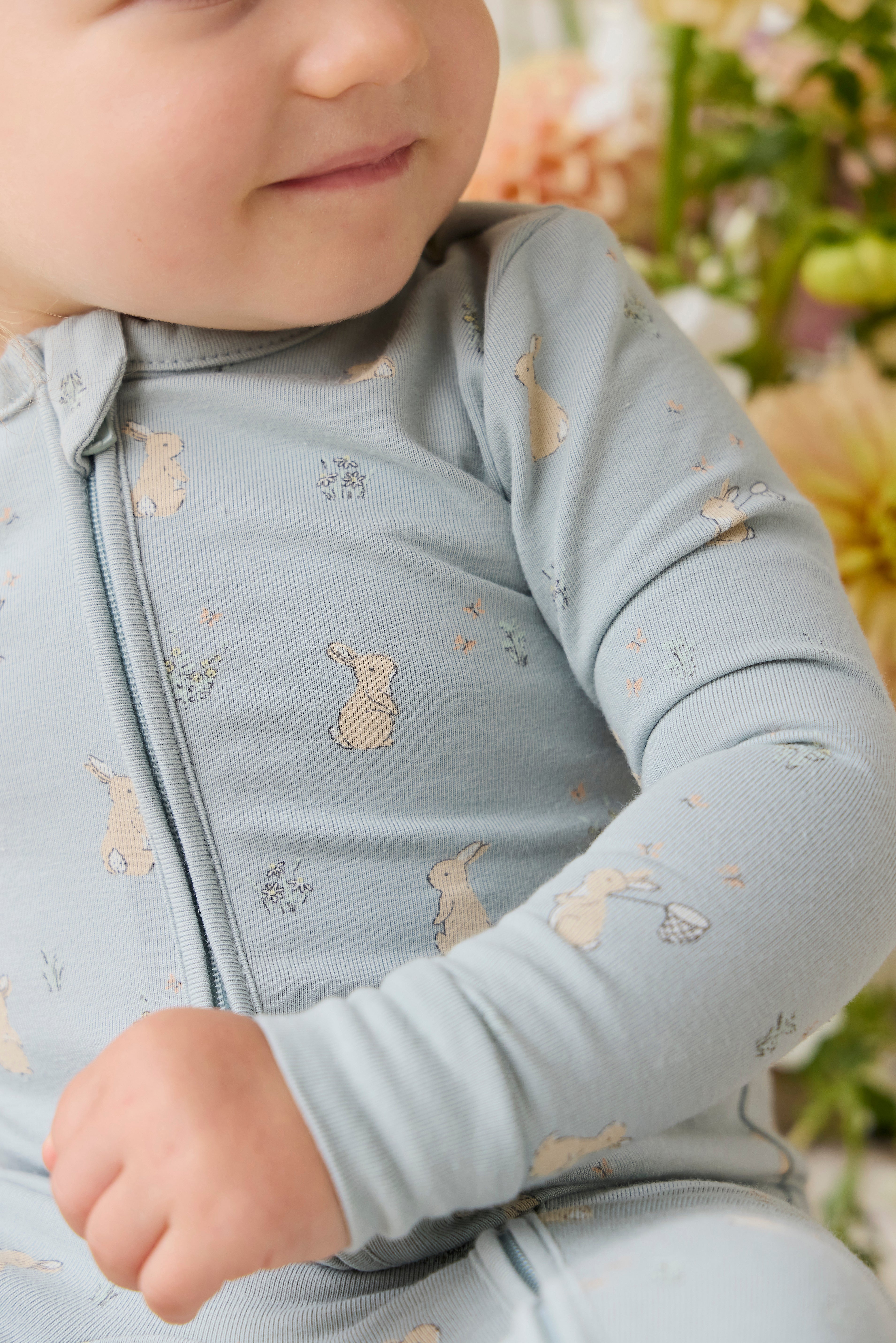 Combinaison en coton biologique imprimé lapin bleu onirique avec fermeture éclair sur le devant et tissu légèrement extensible pour bébés de 0 à 3 ans