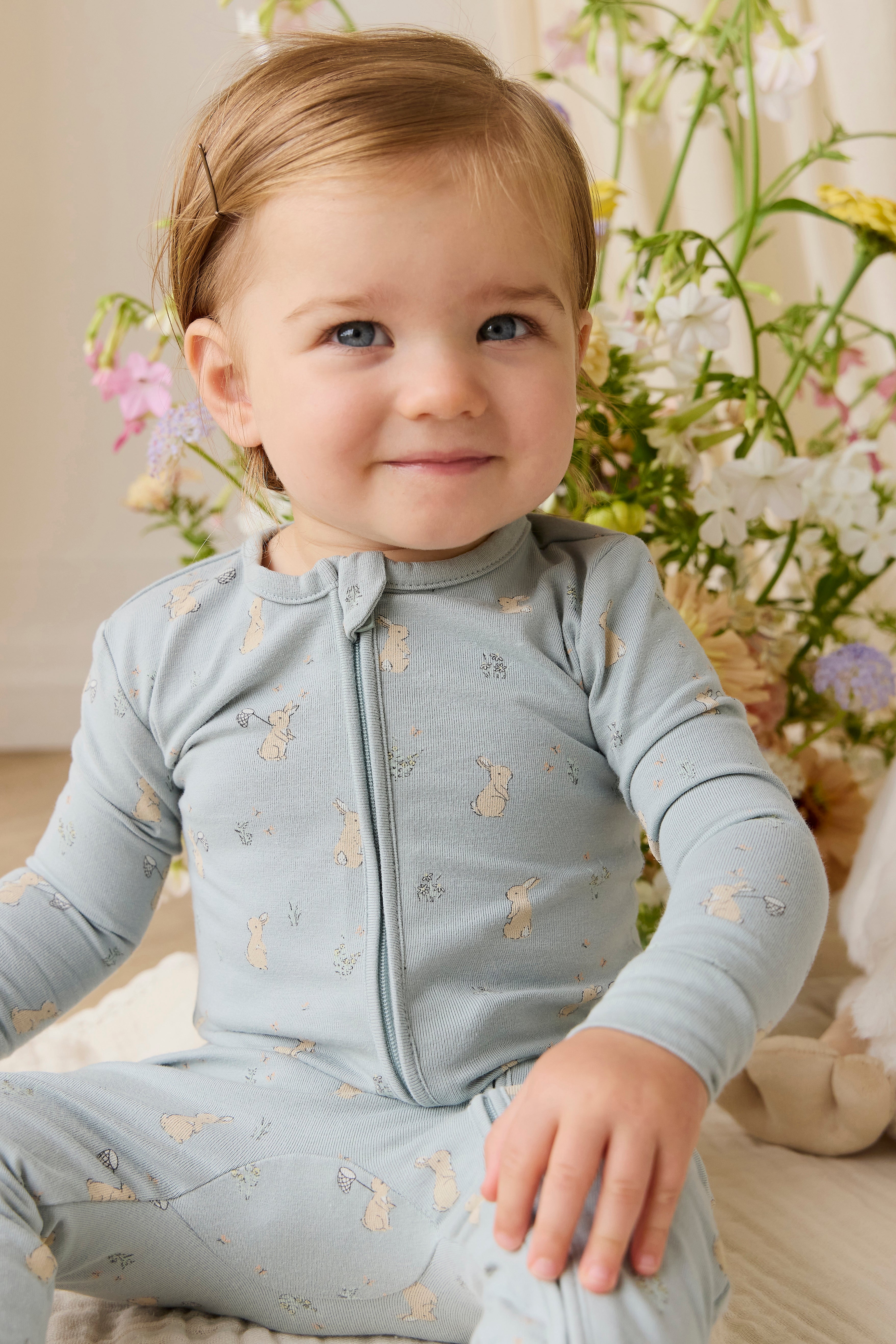 Combinaison en coton biologique imprimé lapin bleu onirique avec fermeture éclair sur le devant et tissu légèrement extensible pour bébés de 0 à 3 ans