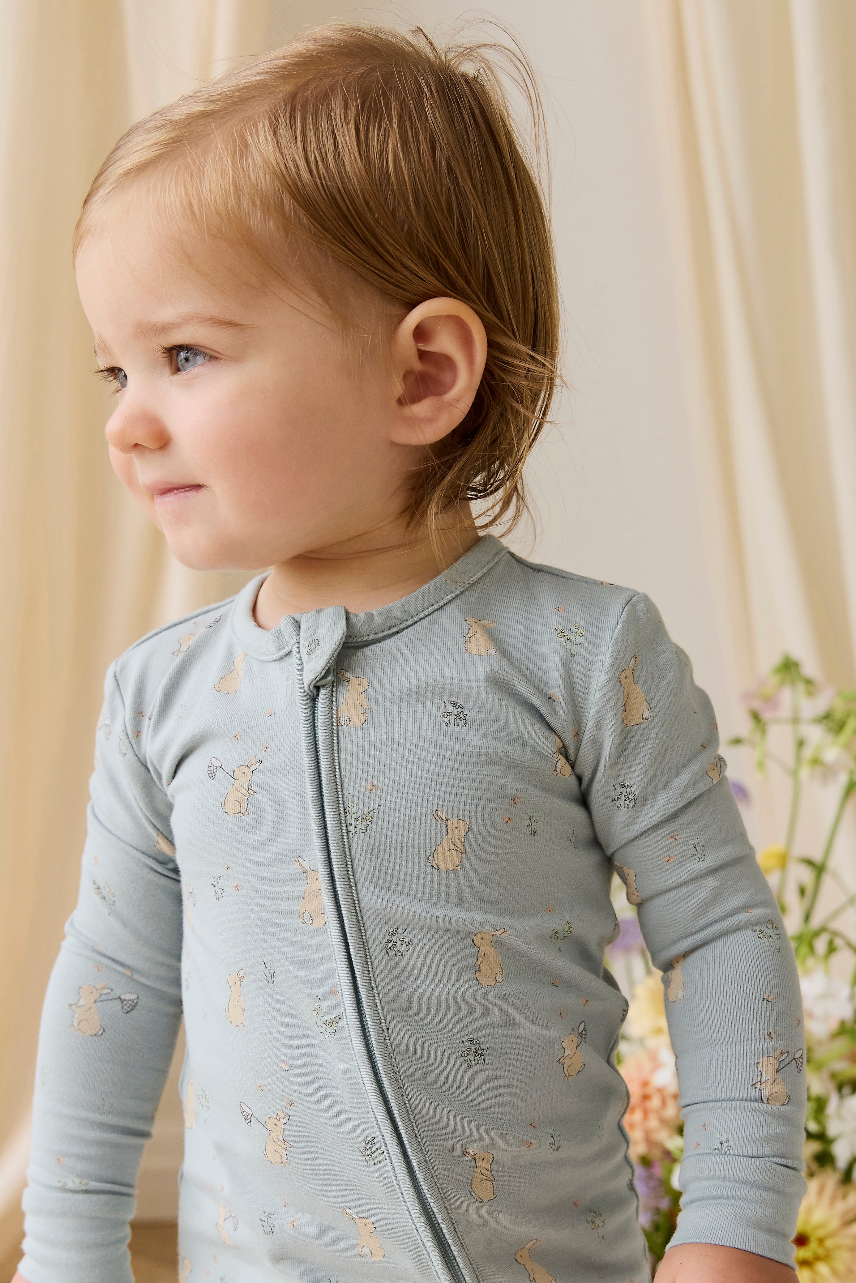 Combinaison en coton biologique imprimé lapin bleu onirique avec fermeture éclair sur le devant et tissu légèrement extensible pour bébés de 0 à 3 ans