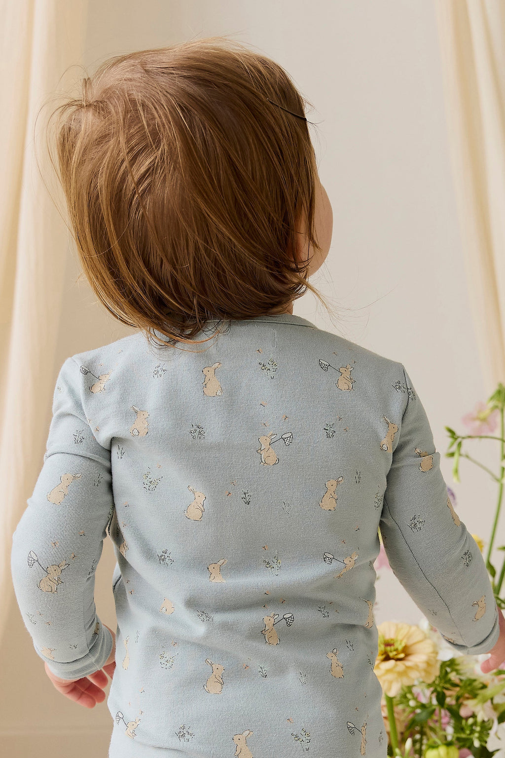 Combinaison en coton biologique imprimé lapin bleu onirique avec fermeture éclair sur le devant et tissu légèrement extensible pour bébés de 0 à 3 ans