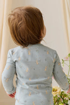 Combinaison en coton biologique imprimé lapin bleu onirique avec fermeture éclair sur le devant et tissu légèrement extensible pour bébés de 0 à 3 ans