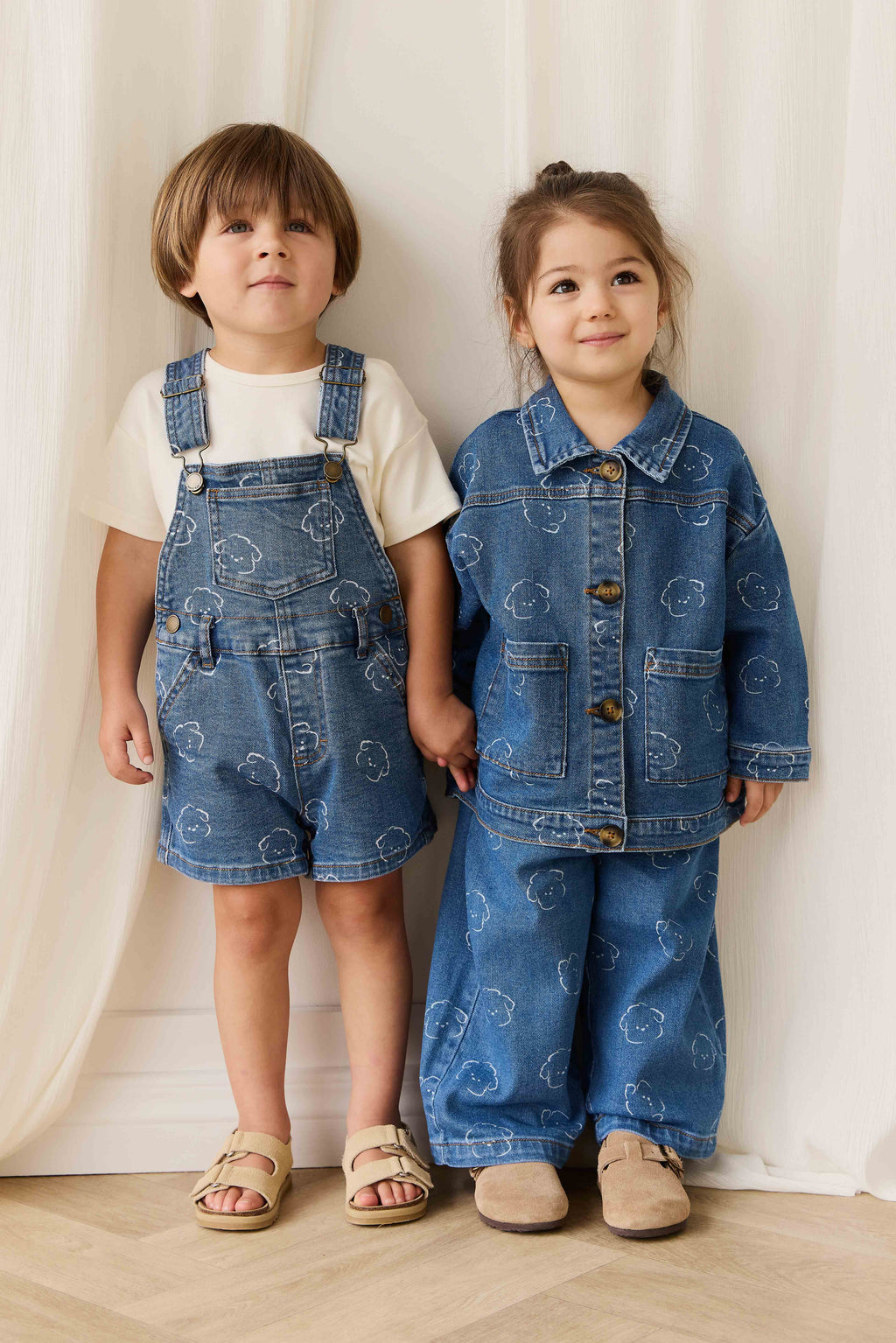 Salopette courte en jean décontractée en coton à imprimé nuage avec bretelles réglables et boutons-pression pour enfants de 6 mois à 8 ans