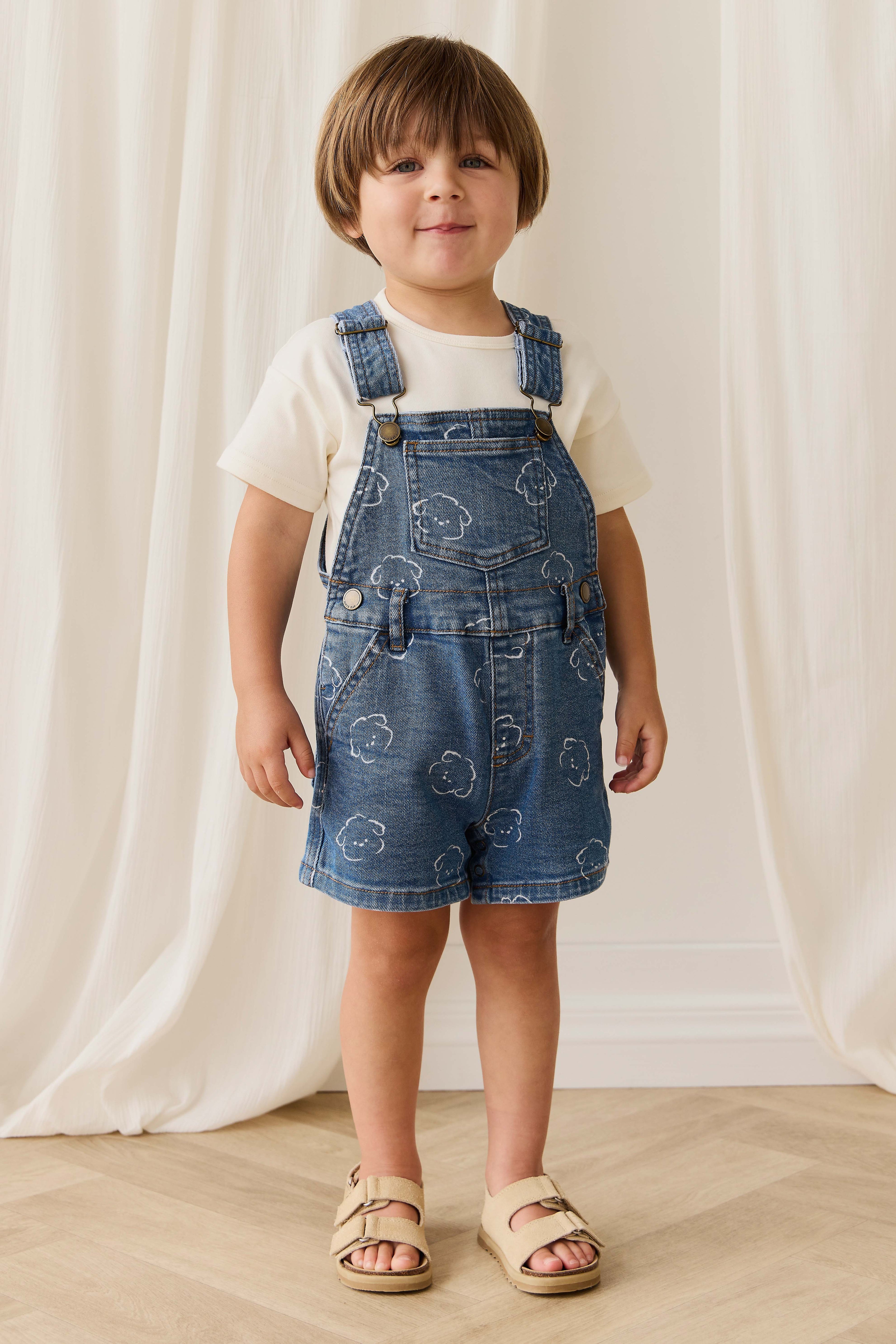 Salopette courte en jean décontractée en coton à imprimé nuage avec bretelles réglables et boutons-pression pour enfants de 6 mois à 8 ans