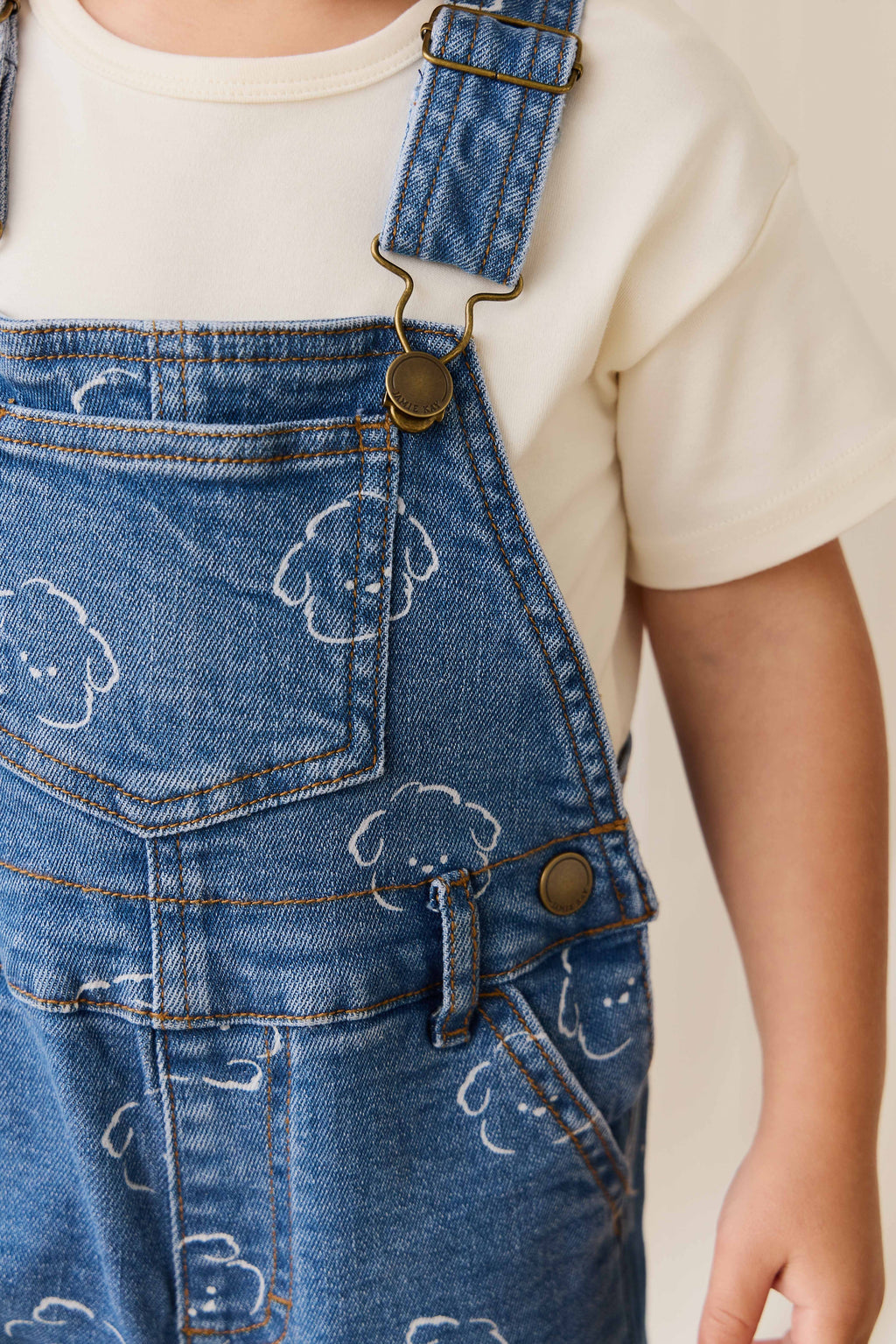 Salopette courte en jean décontractée en coton à imprimé nuage avec bretelles réglables et boutons-pression pour enfants de 6 mois à 8 ans