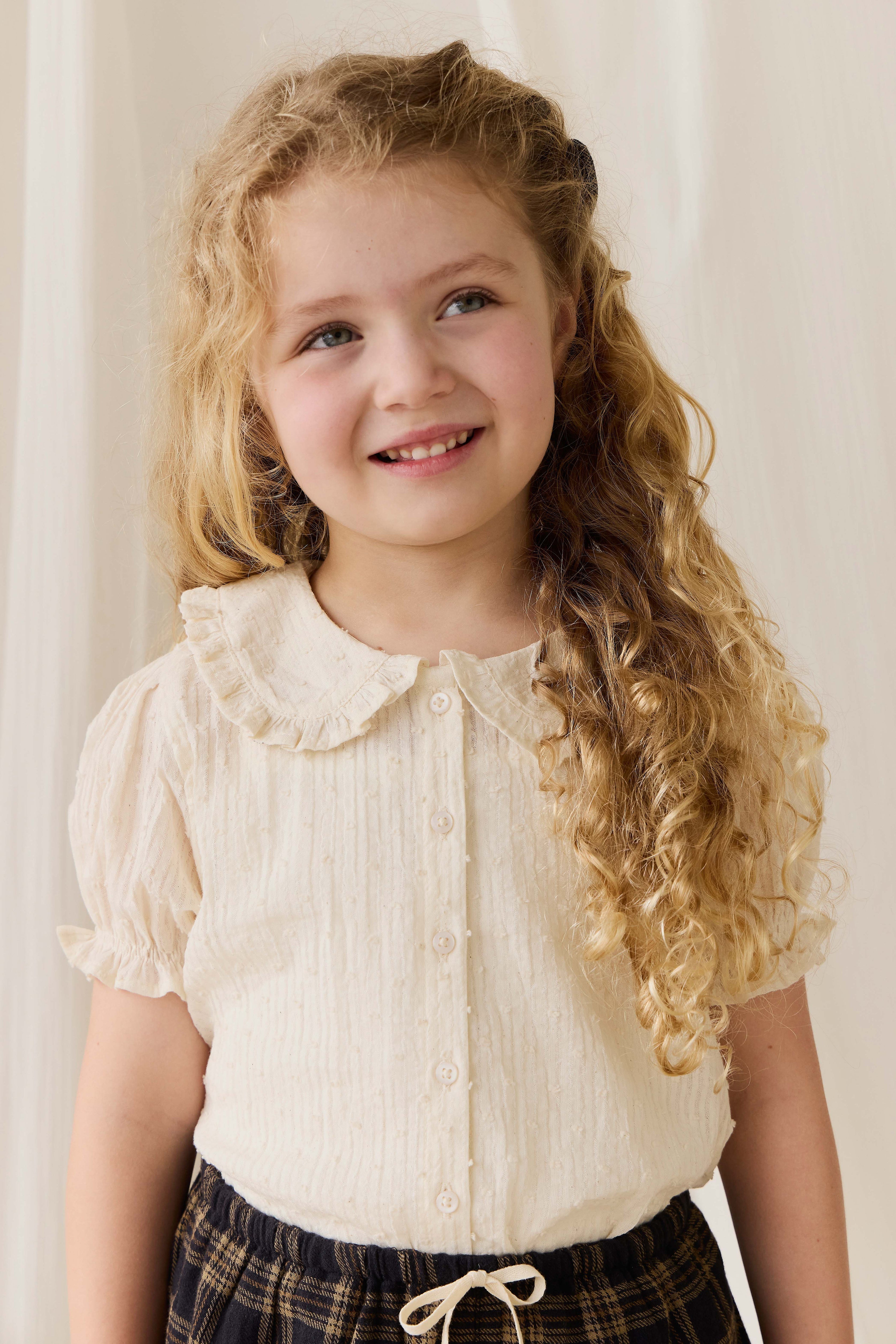 Chemisier élégant en coton biologique écru avec col à volants et manches bouffantes pour filles 0M-10A