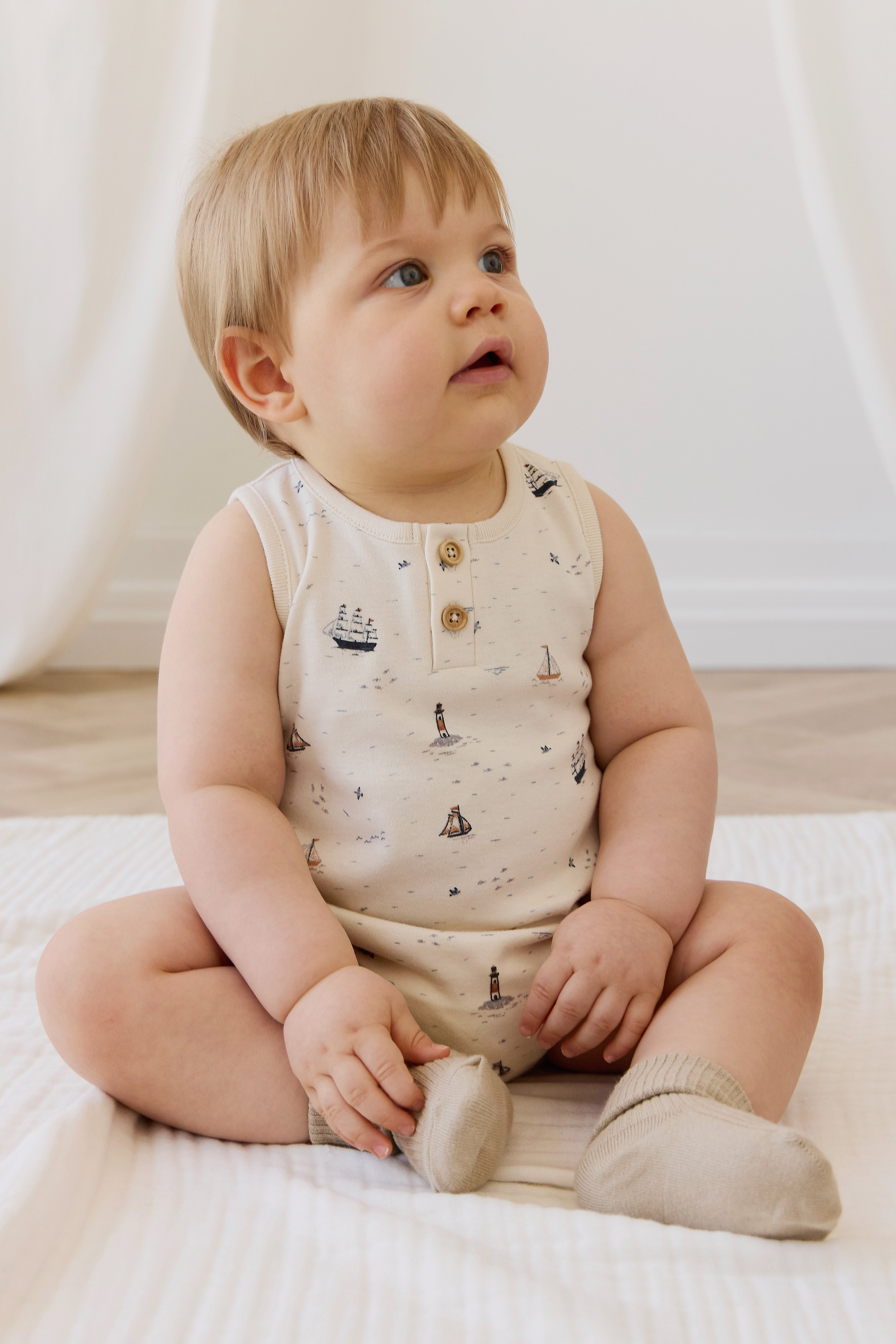 Combinaison imprimée marin à voile neutre en coton biologique avec boutons-pression et détails boutonnés pour bébés 0M-3Y