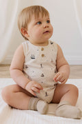 Combinaison imprimée marin à voile neutre en coton biologique avec boutons-pression et détails boutonnés pour bébés 0M-3Y