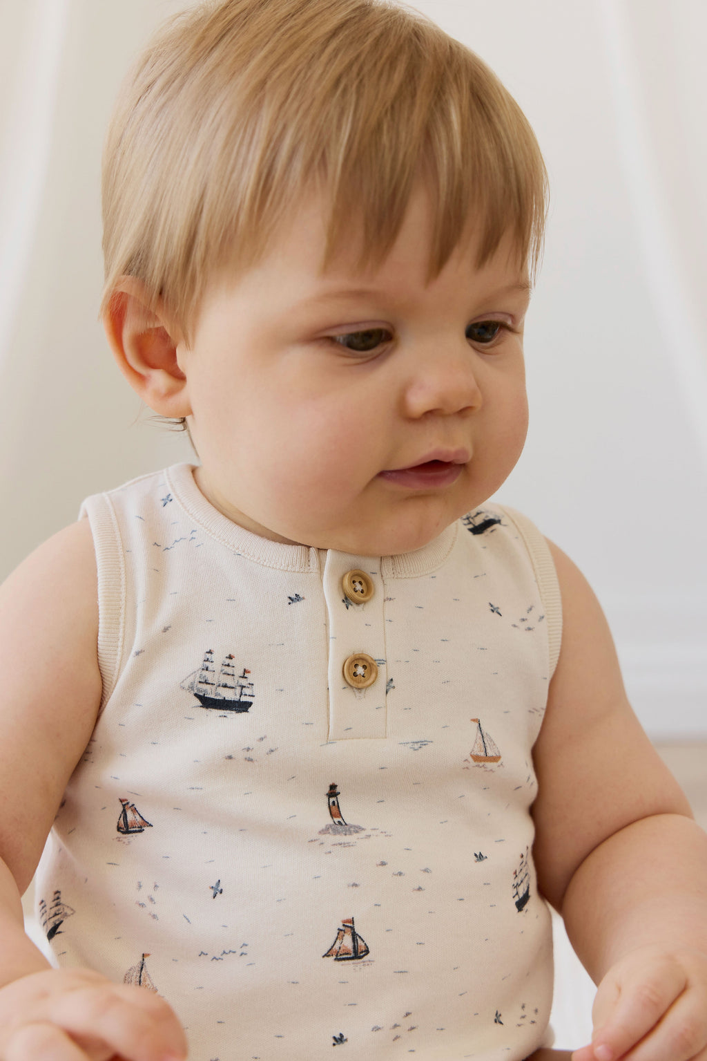 Combinaison imprimée marin à voile neutre en coton biologique avec boutons-pression et détails boutonnés pour bébés 0M-3Y