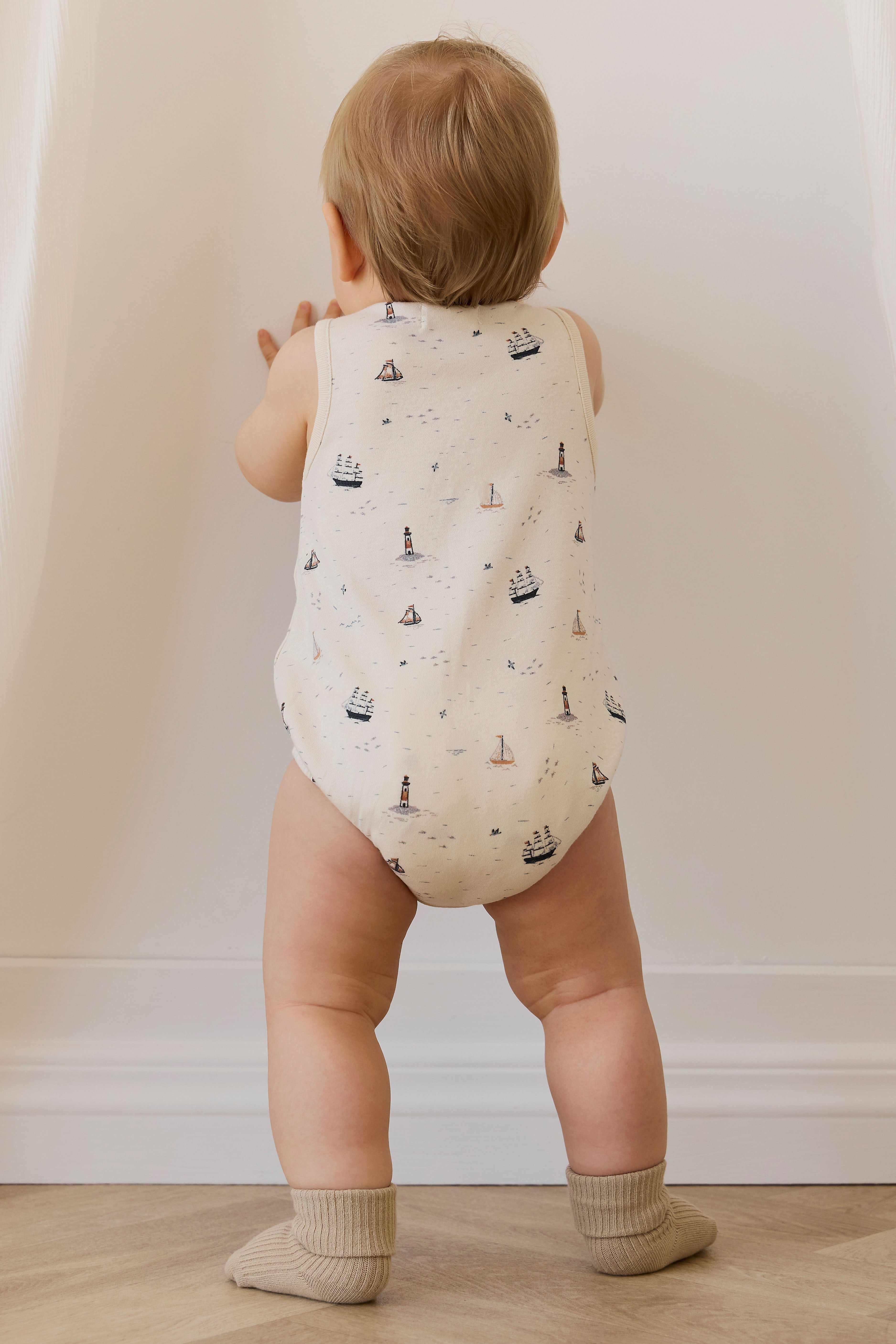 Combinaison imprimée marin à voile neutre en coton biologique avec boutons-pression et détails boutonnés pour bébés 0M-3Y