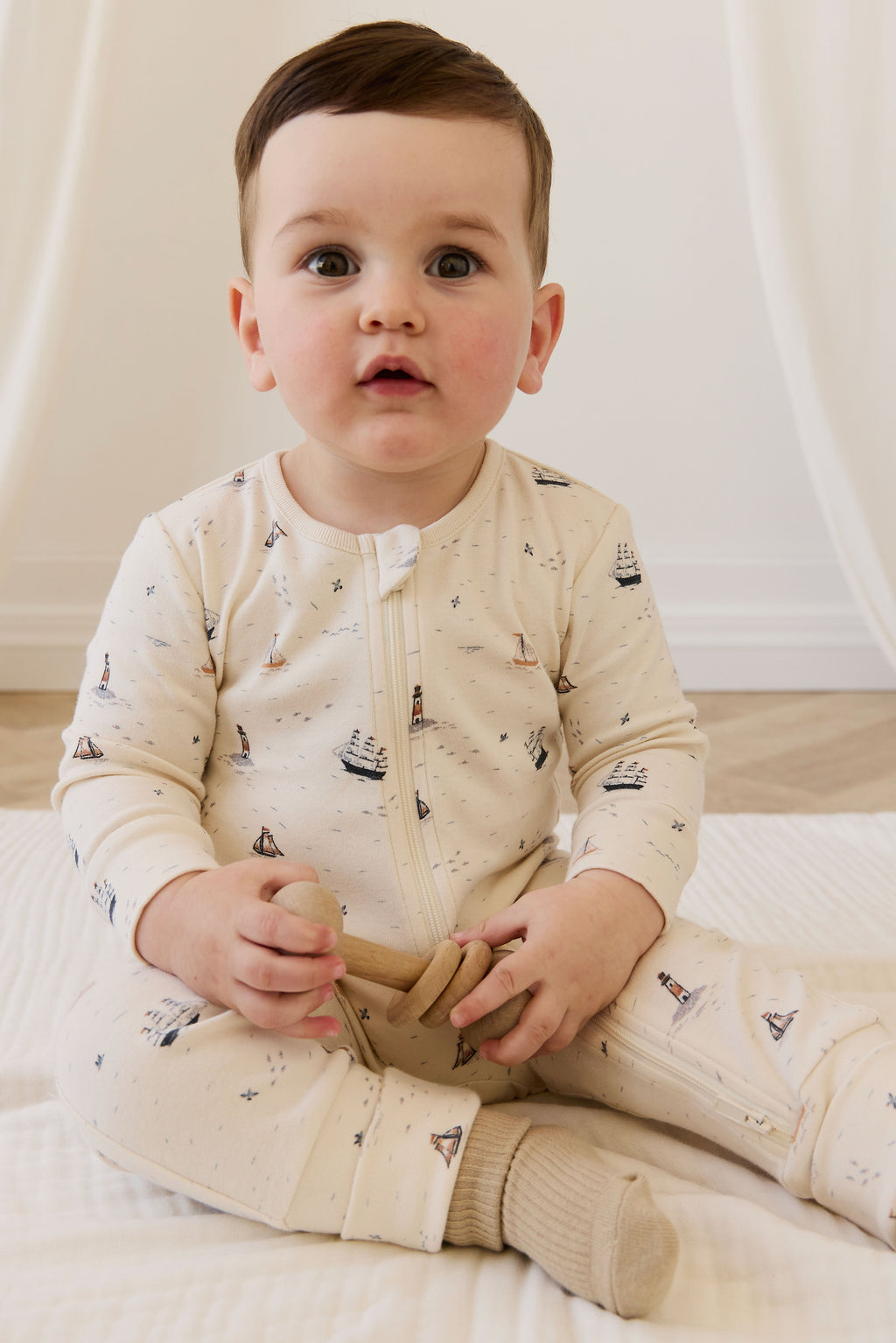 Barboteuse en coton biologique à imprimé marin, motif voilier et phare, avec fermeture éclair intégrale pour habiller facilement les bébés de 0 à 3 ans