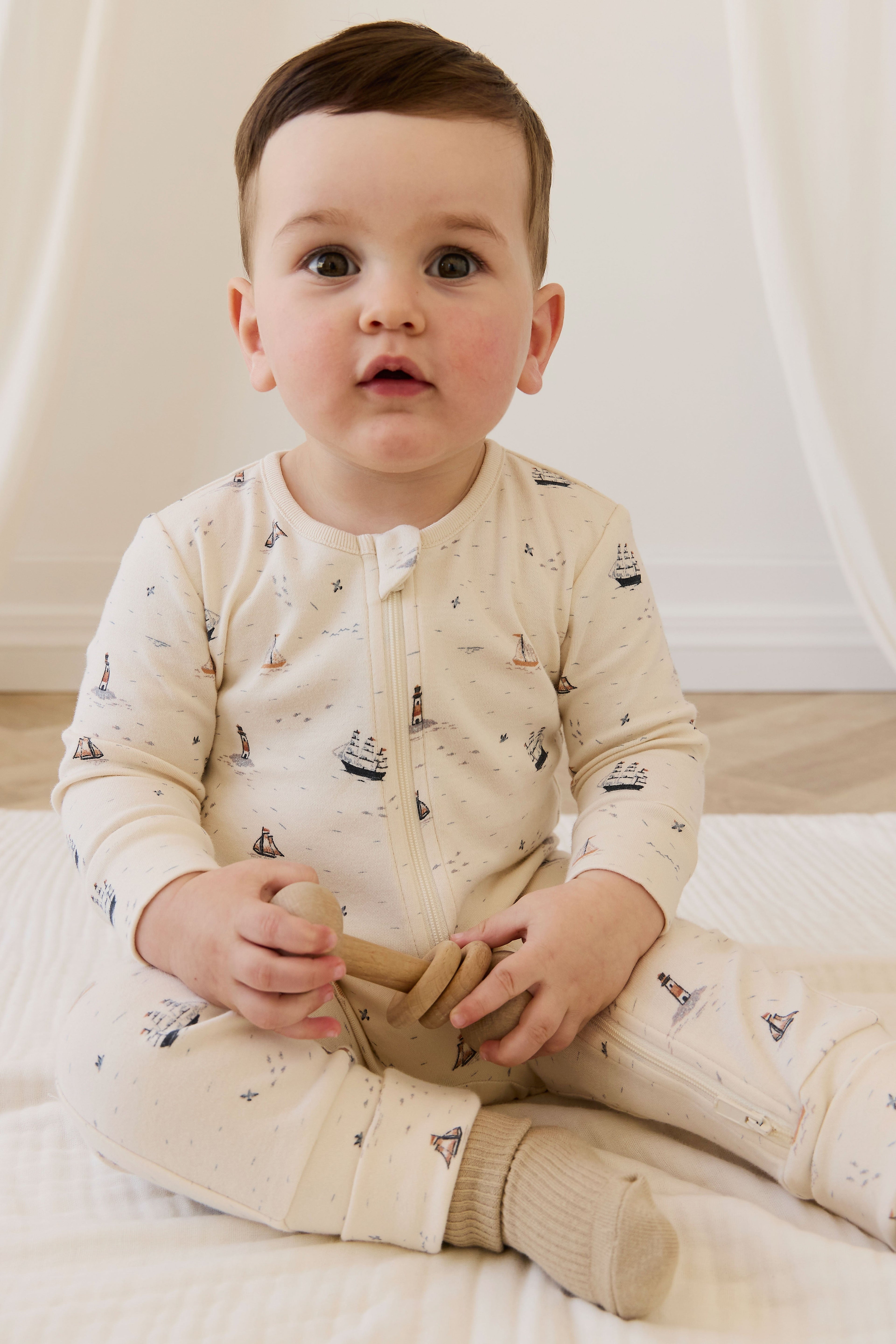 Barboteuse en coton biologique à imprimé marin, motif voilier et phare, avec fermeture éclair intégrale pour habiller facilement les bébés de 0 à 3 ans