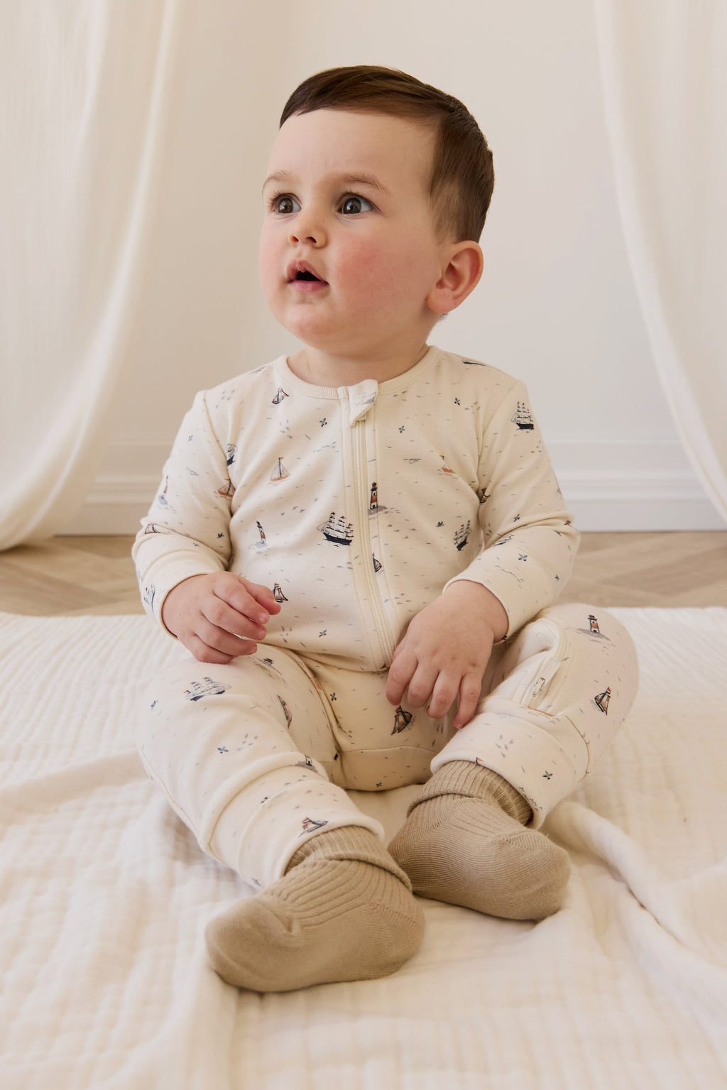 Barboteuse en coton biologique à imprimé marin, motif voilier et phare, avec fermeture éclair intégrale pour habiller facilement les bébés de 0 à 3 ans