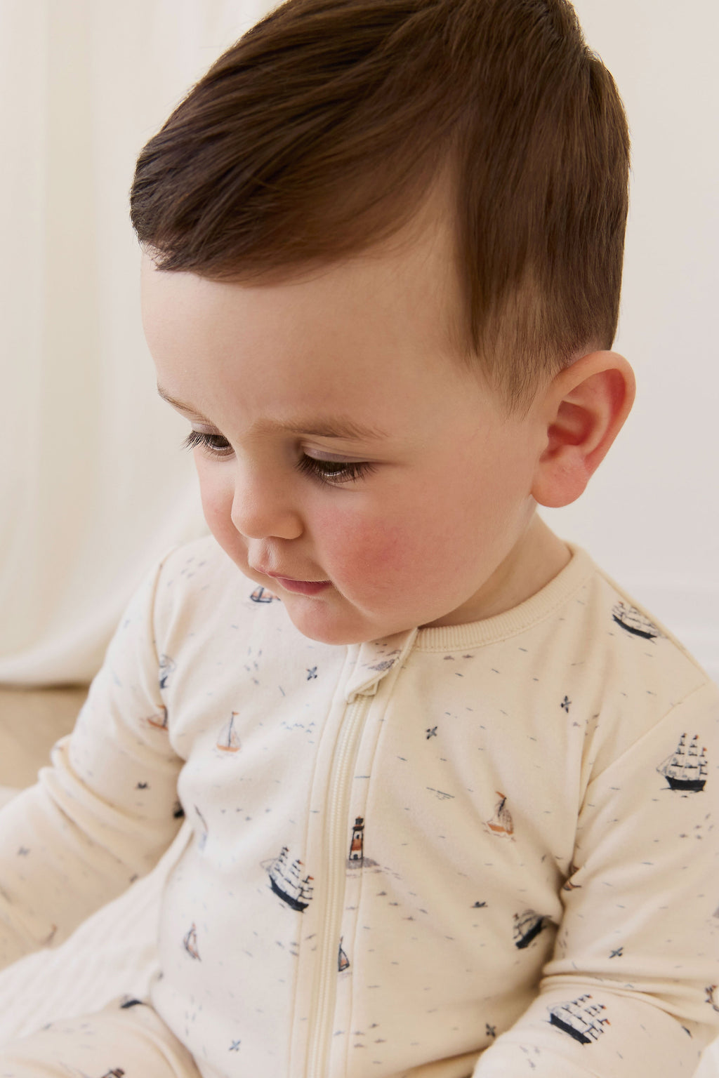 Barboteuse en coton biologique à imprimé marin, motif voilier et phare, avec fermeture éclair intégrale pour habiller facilement les bébés de 0 à 3 ans