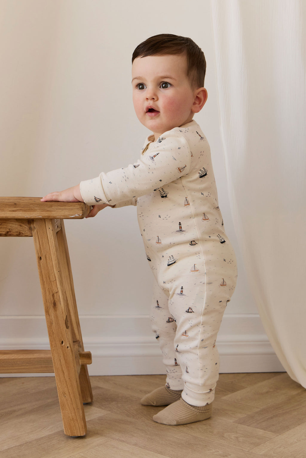 Barboteuse en coton biologique à imprimé marin, motif voilier et phare, avec fermeture éclair intégrale pour habiller facilement les bébés de 0 à 3 ans