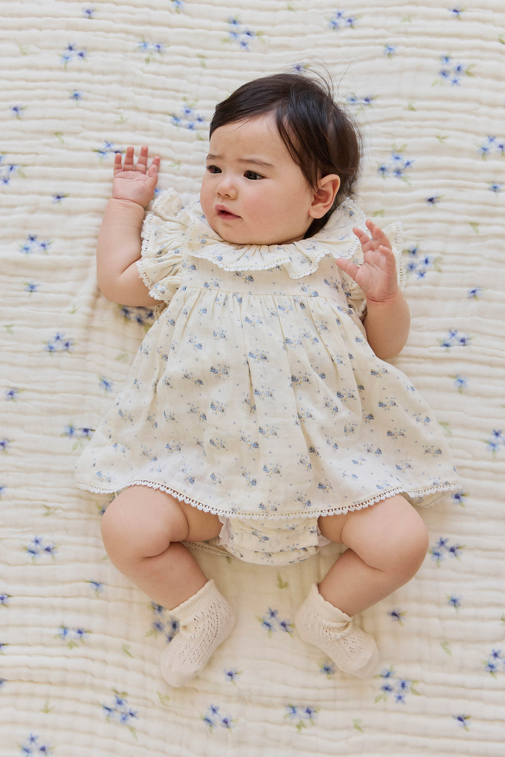 Combi-short en mousseline de coton bio à imprimé floral romantique et col à volants pour l'été 0-2 ans