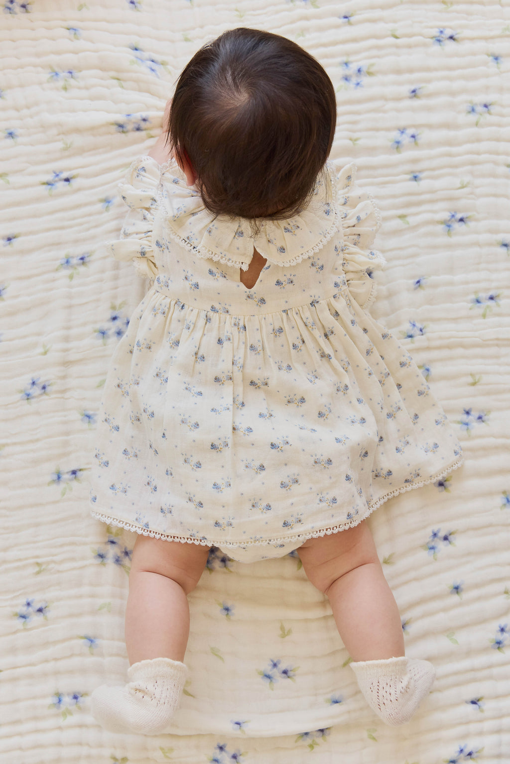 Combi-short en mousseline de coton bio à imprimé floral romantique et col à volants pour l'été 0-2 ans