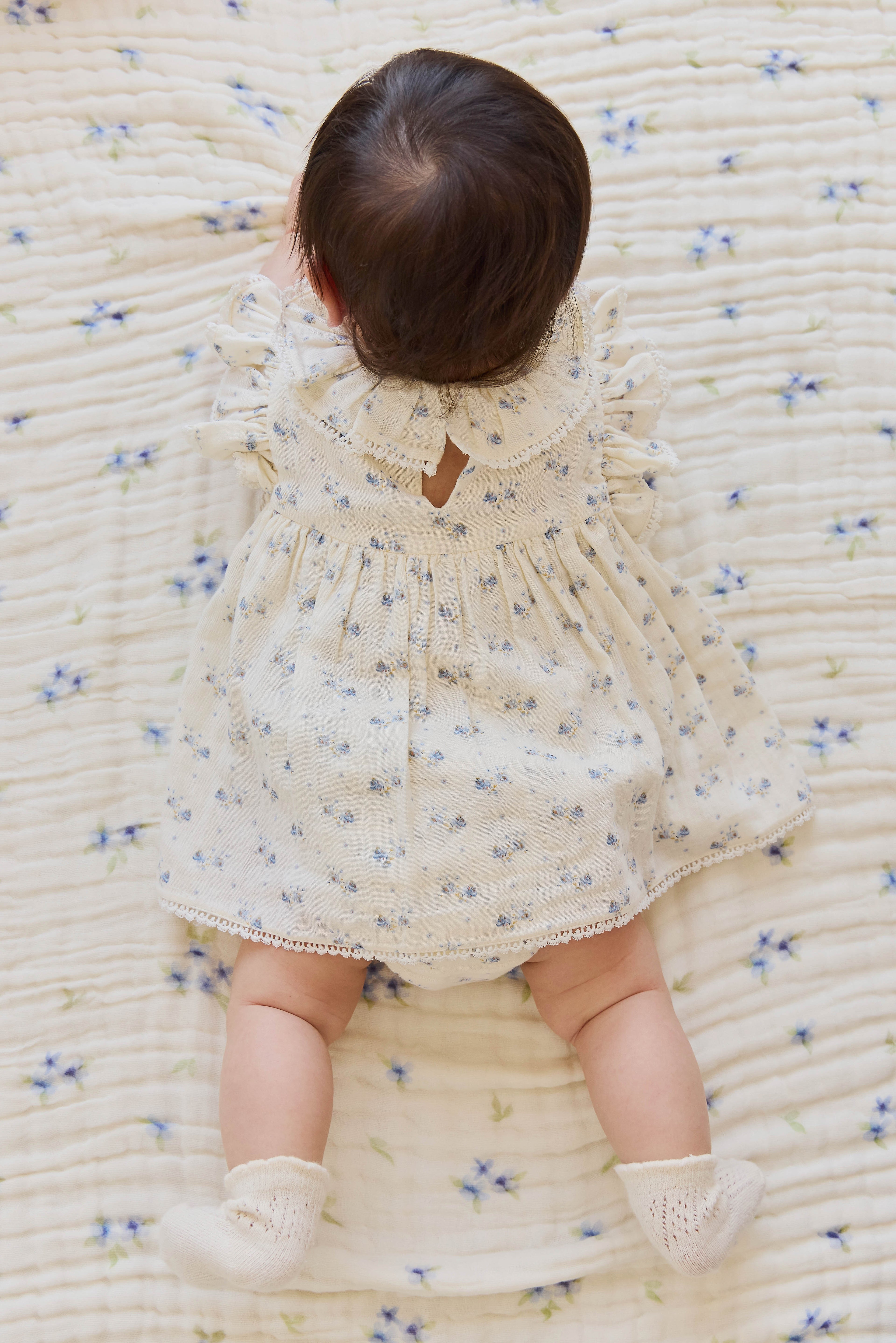 Combi-short en mousseline de coton bio à imprimé floral romantique et col à volants pour l'été 0-2 ans