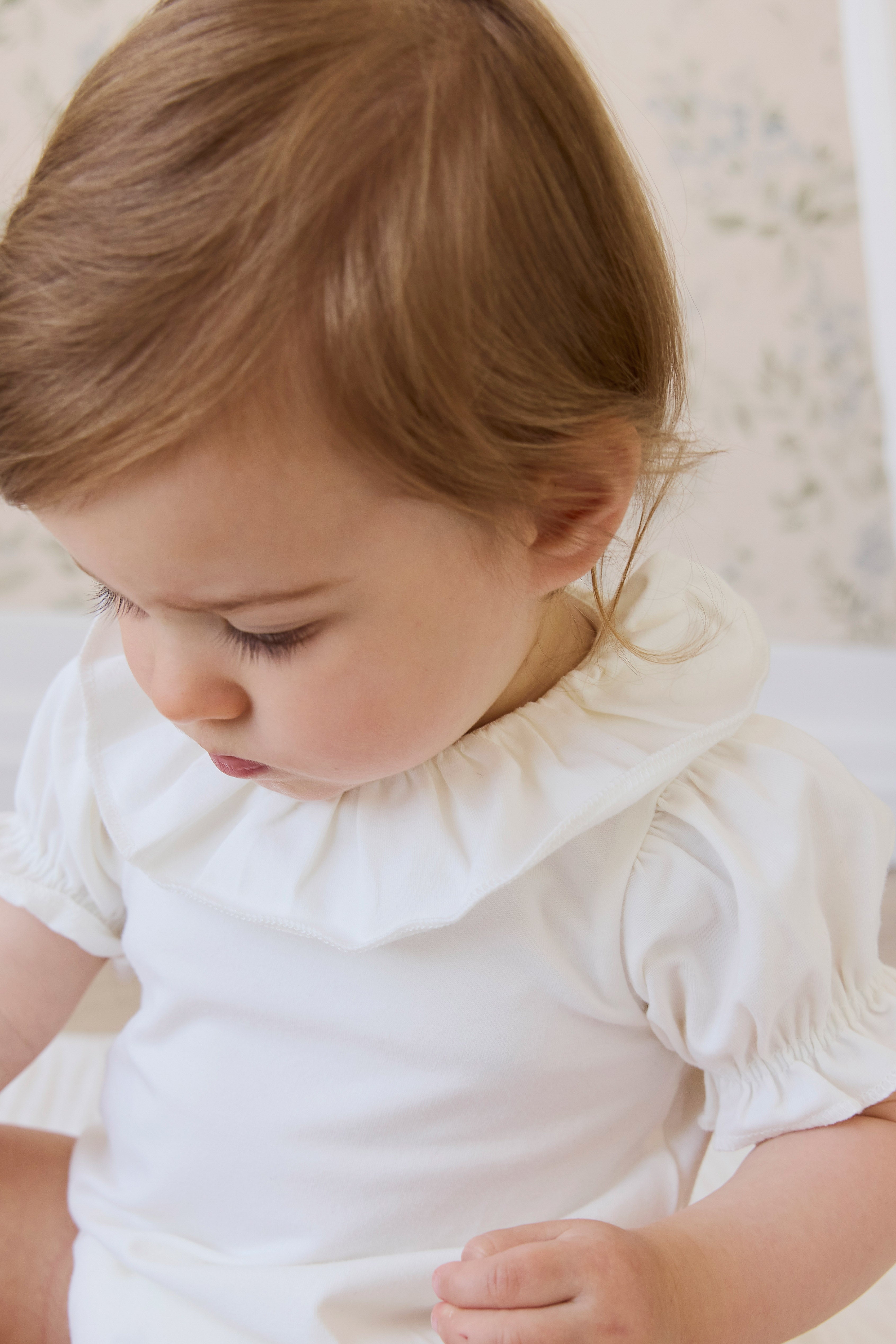 Body en Coton Pima Uni Parchemin Élégant avec Manches Bouffantes et Col Volanté pour Bébés Filles 0M–3A