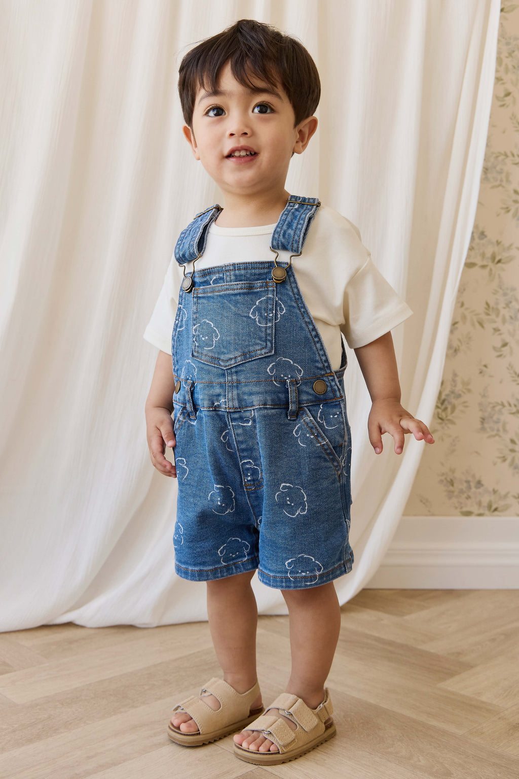 Salopette courte en jean décontractée en coton à imprimé nuage avec bretelles réglables et boutons-pression pour enfants de 6 mois à 8 ans
