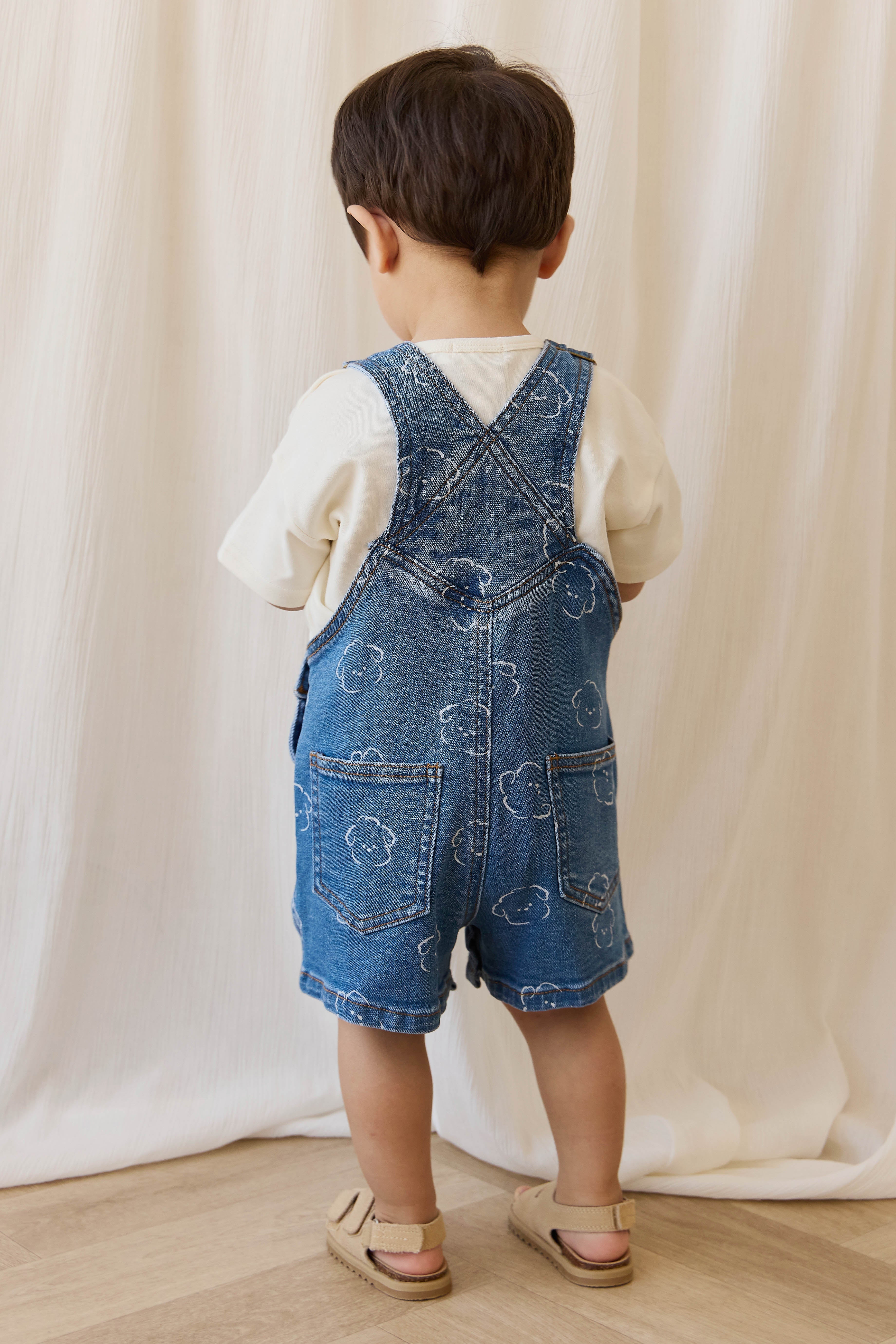 Salopette courte en jean décontractée en coton à imprimé nuage avec bretelles réglables et boutons-pression pour enfants de 6 mois à 8 ans