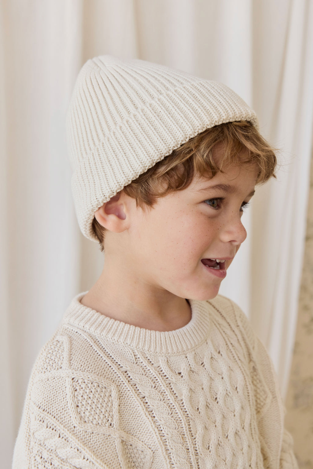 Bonnet en Coton Tricoté Uni Caramel Doux avec Bord Replié Coupe Confortable pour Bébés et Tout-petits