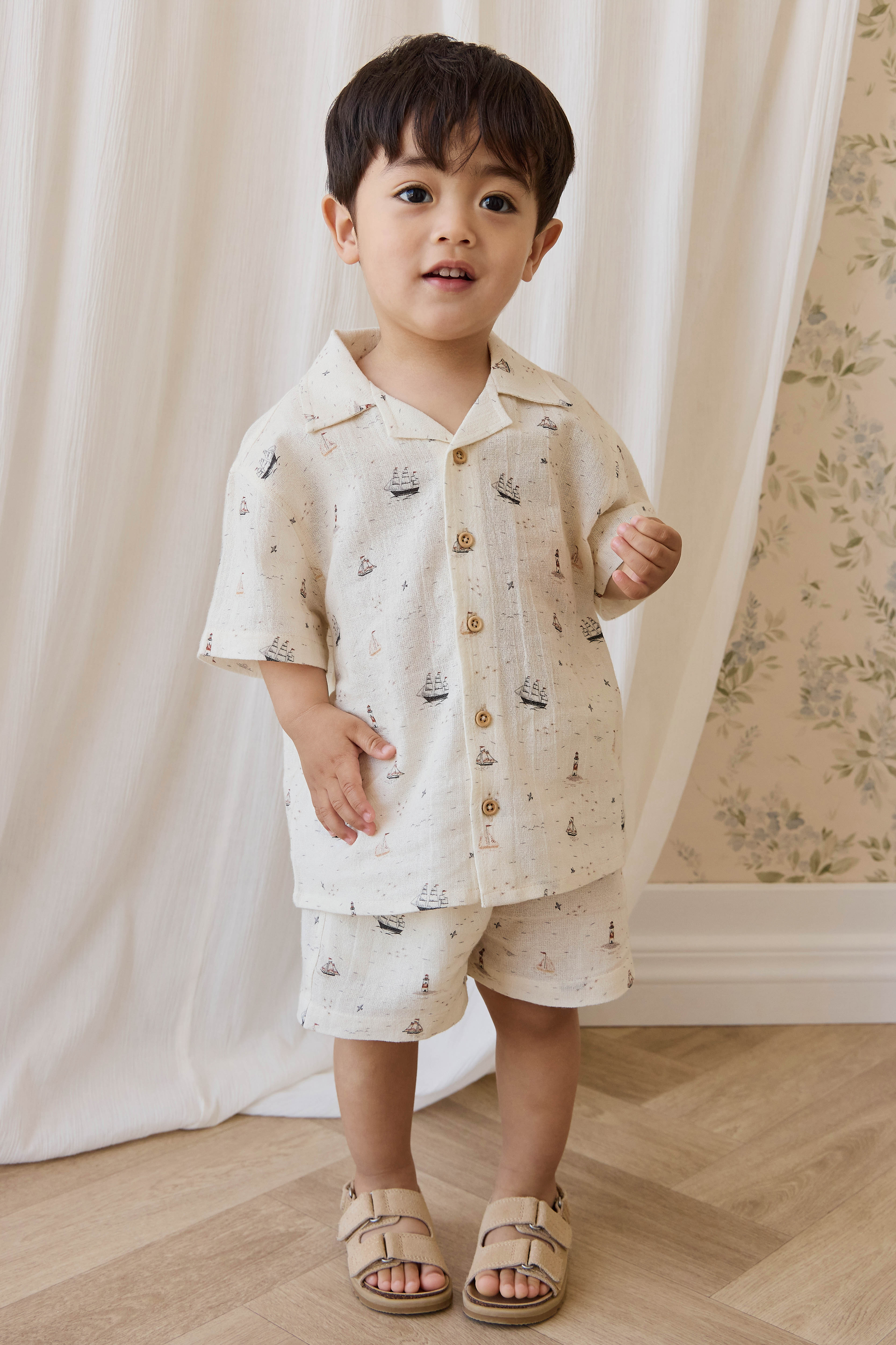 Short pour enfant en coton bio, motif bateau nautique neutre, coupe décontractée avec taille ajustable par lien, 6 mois–8 ans