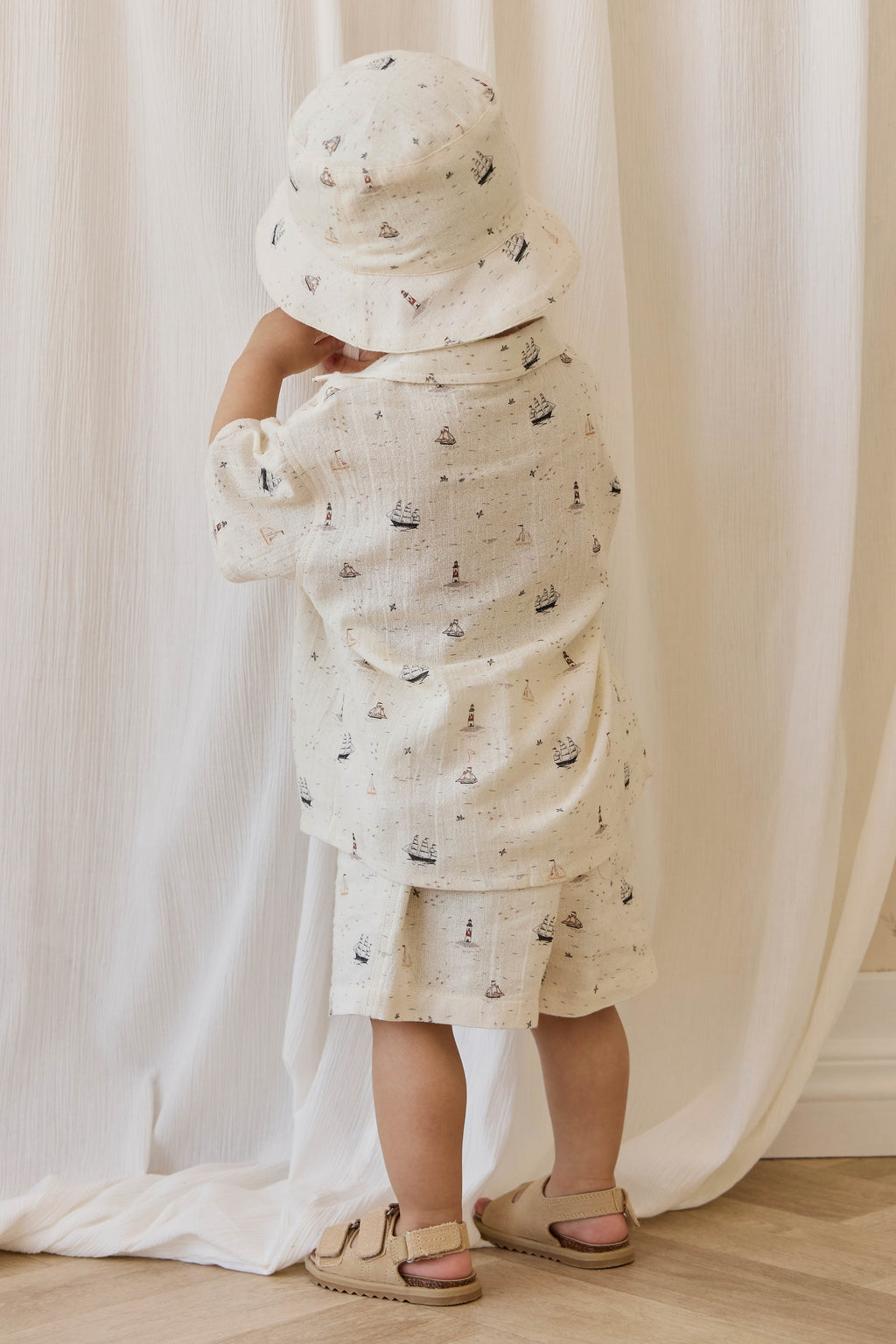 Short pour enfant en coton bio, motif bateau nautique neutre, coupe décontractée avec taille ajustable par lien, 6 mois–8 ans