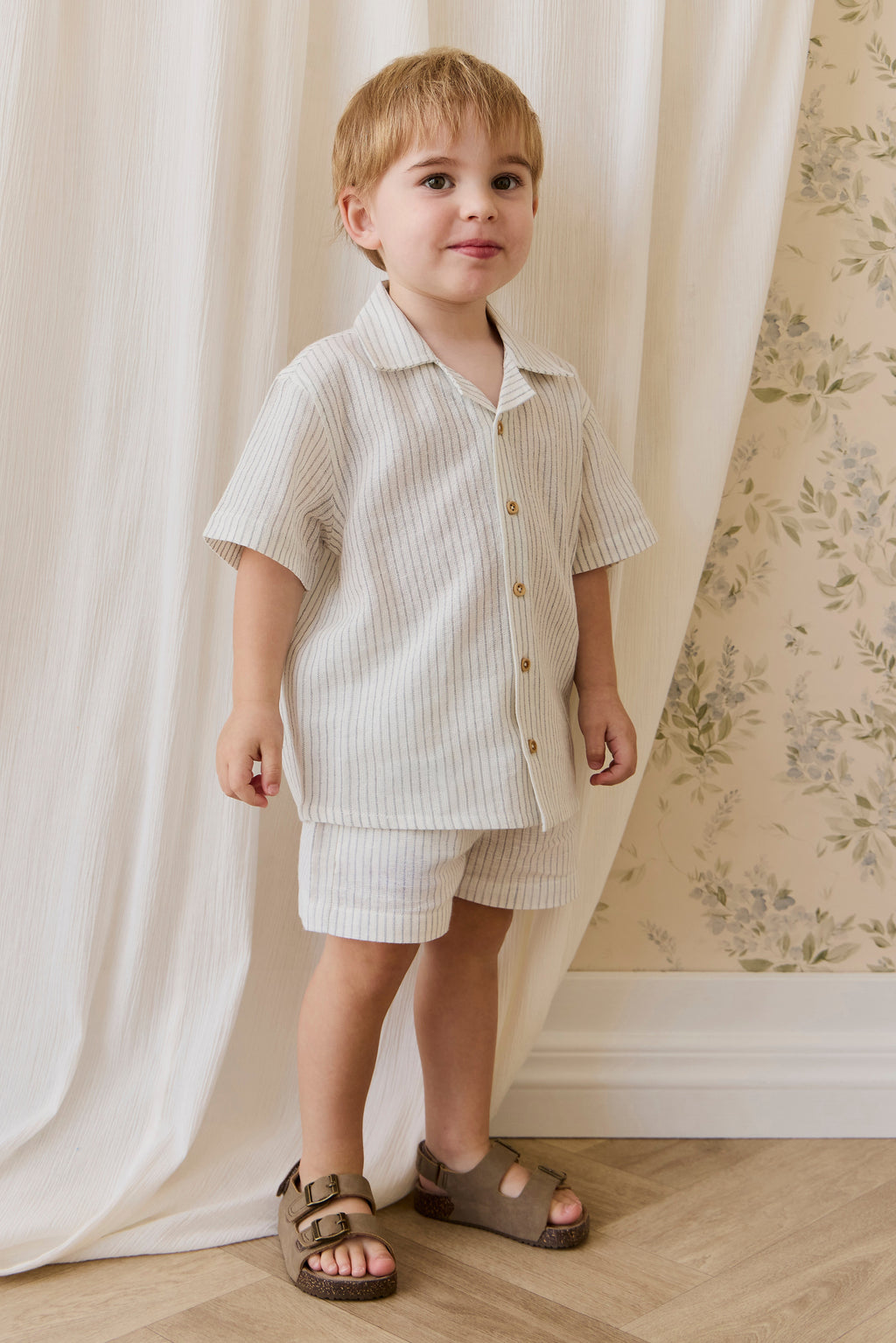 Short en coton biologique décontracté rayé à fines rayures couleur parchemin avec coupe décontractée et lien décoratif pour enfants de 6 mois à 8 ans