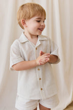 Short en coton biologique décontracté rayé à fines rayures couleur parchemin avec coupe décontractée et lien décoratif pour enfants de 6 mois à 8 ans