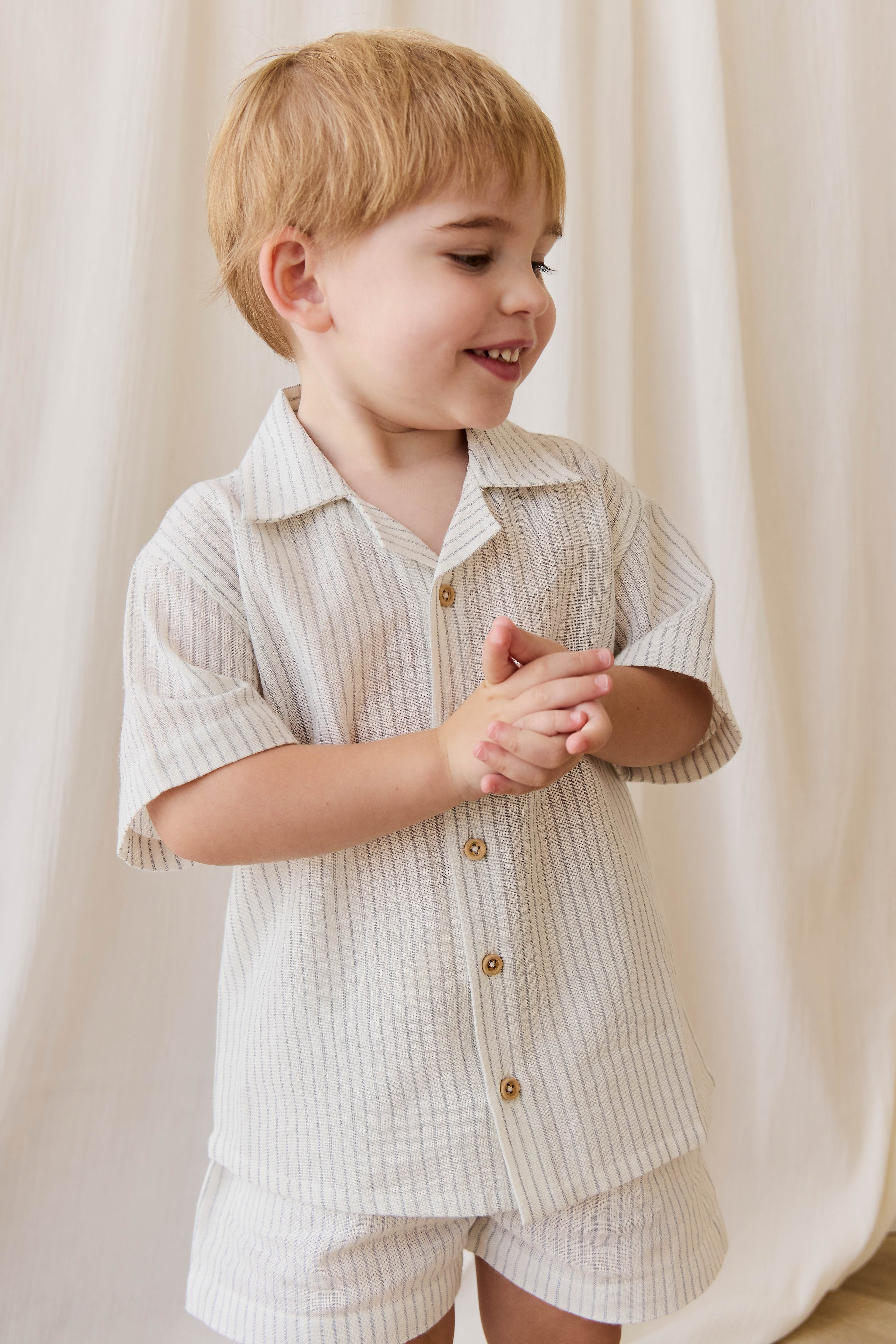 Short en coton biologique décontracté rayé à fines rayures couleur parchemin avec coupe décontractée et lien décoratif pour enfants de 6 mois à 8 ans