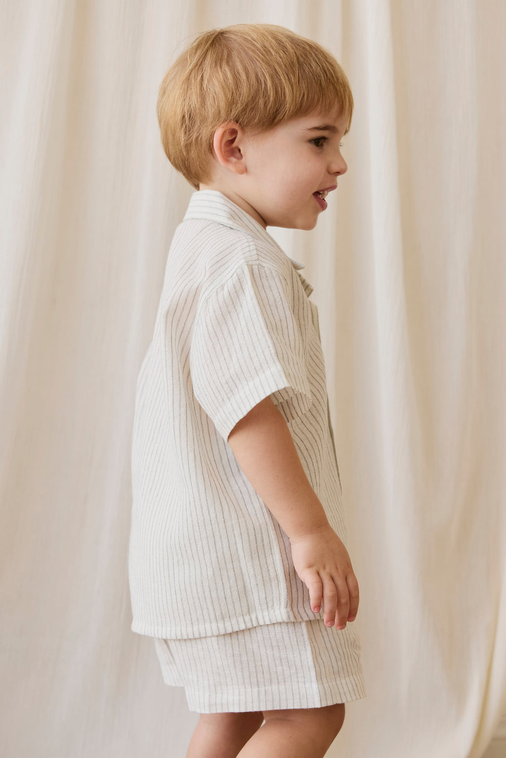 Short en coton biologique décontracté rayé à fines rayures couleur parchemin avec coupe décontractée et lien décoratif pour enfants de 6 mois à 8 ans