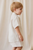 Short en coton biologique décontracté rayé à fines rayures couleur parchemin avec coupe décontractée et lien décoratif pour enfants de 6 mois à 8 ans