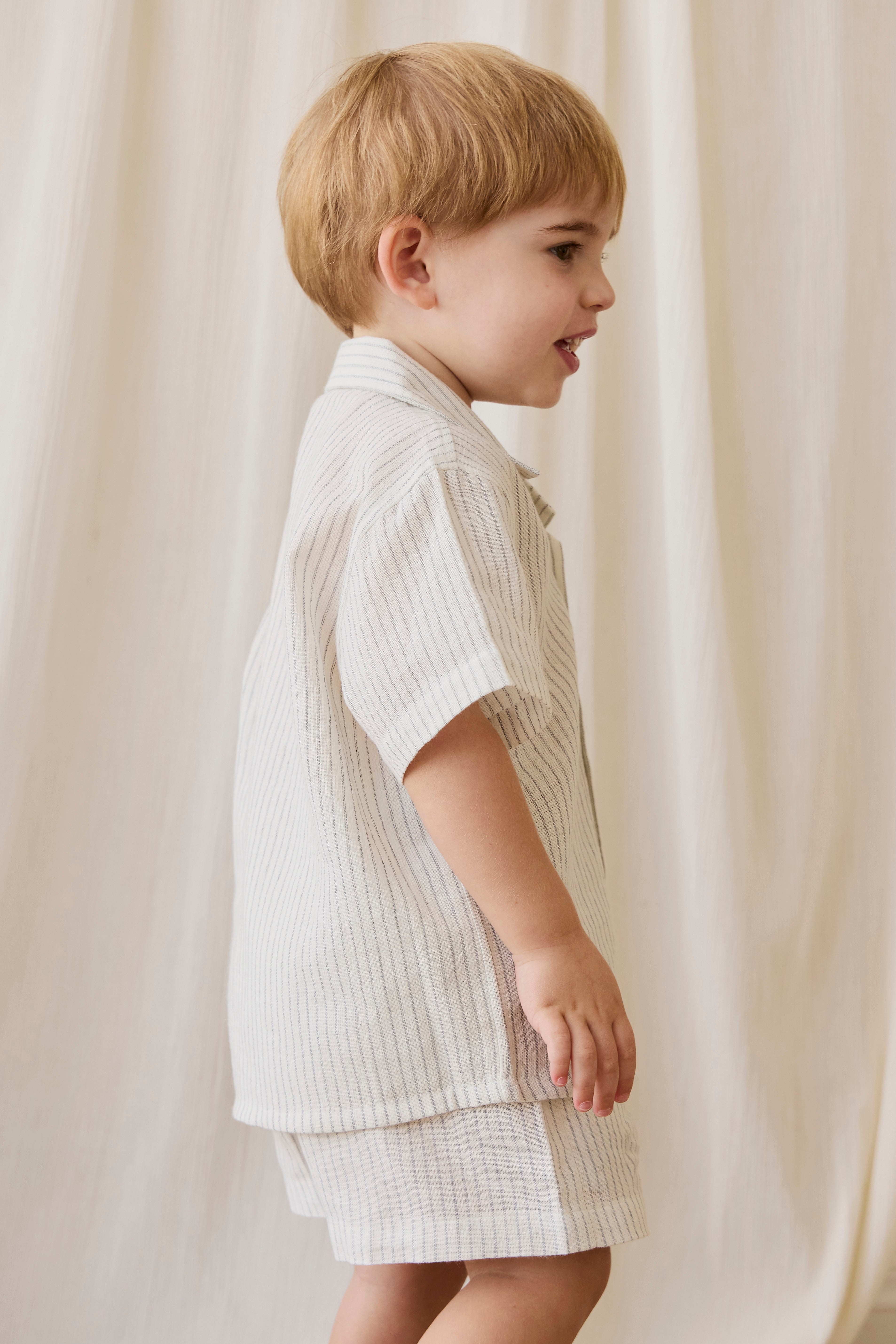 Short en coton biologique décontracté rayé à fines rayures couleur parchemin avec coupe décontractée et lien décoratif pour enfants de 6 mois à 8 ans