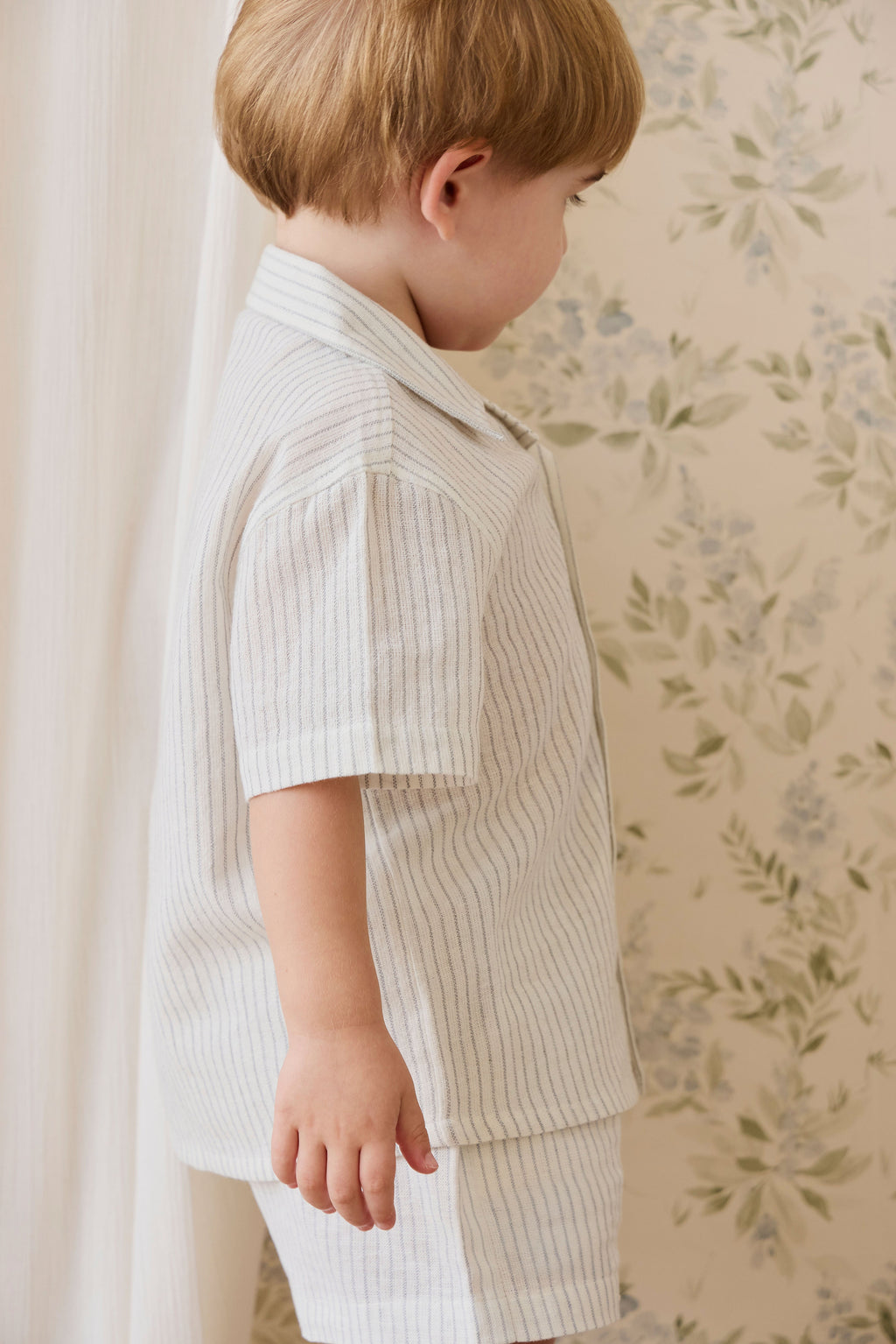 Short en coton biologique décontracté rayé à fines rayures couleur parchemin avec coupe décontractée et lien décoratif pour enfants de 6 mois à 8 ans