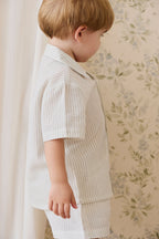 Short en coton biologique décontracté rayé à fines rayures couleur parchemin avec coupe décontractée et lien décoratif pour enfants de 6 mois à 8 ans