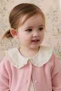 Cardigan uni en maille de coton rose délicat avec boutonnage sur le devant, idéal à superposer 0M–10Y