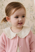 Cardigan uni en maille de coton rose délicat avec boutonnage sur le devant, idéal à superposer 0M–10Y