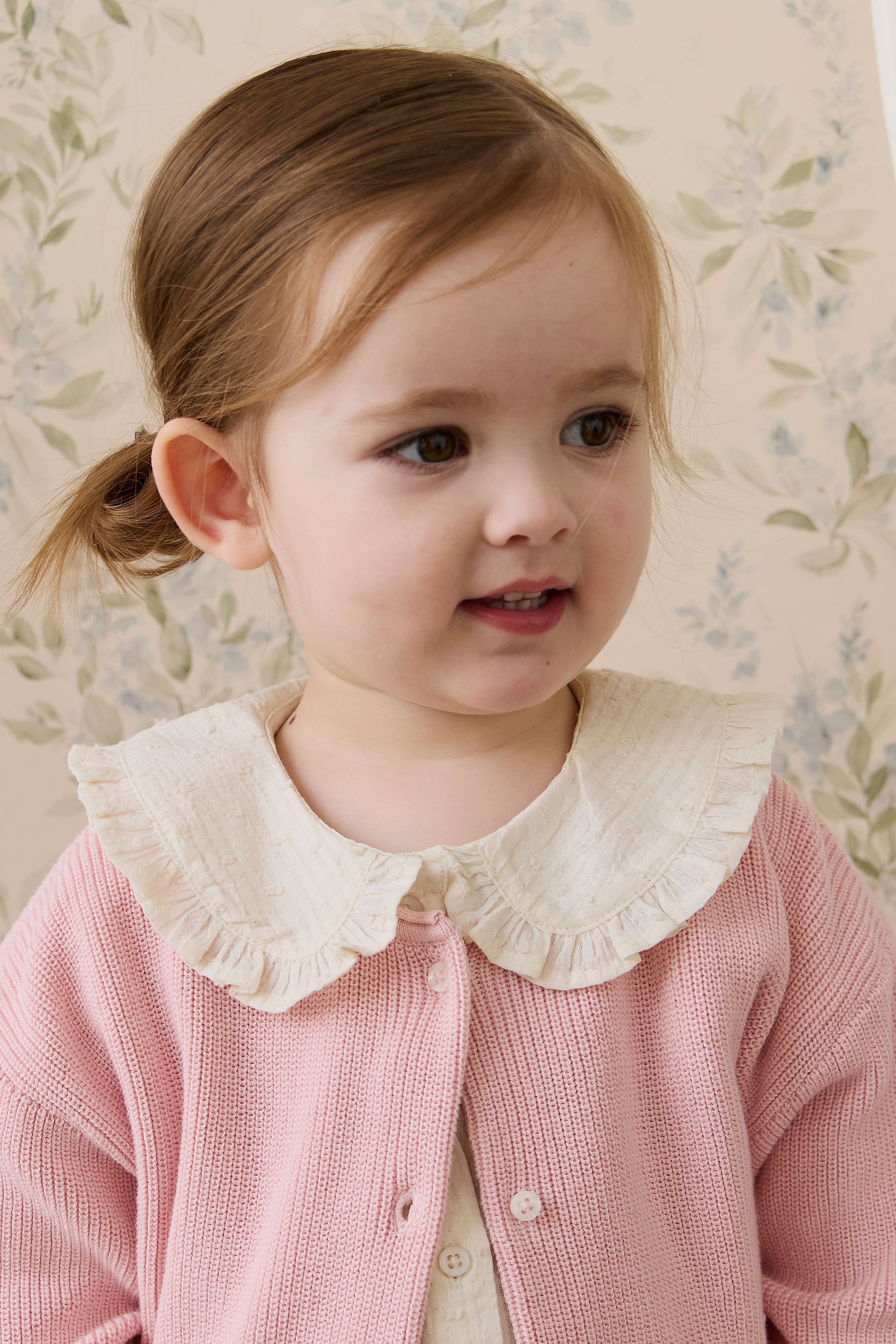 Cardigan uni en maille de coton rose délicat avec boutonnage sur le devant, idéal à superposer 0M–10Y