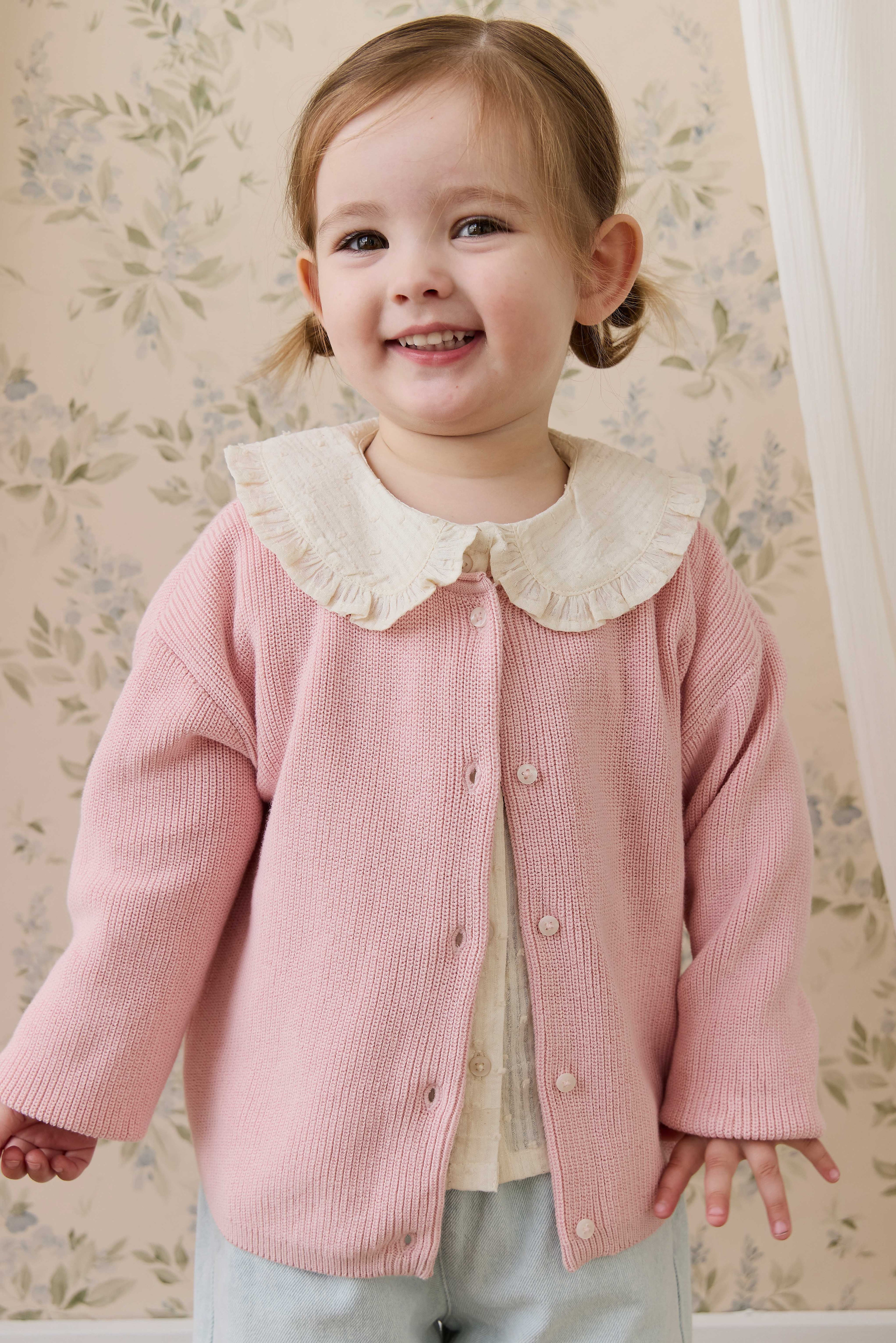 Cardigan uni en maille de coton rose délicat avec boutonnage sur le devant, idéal à superposer 0M–10Y