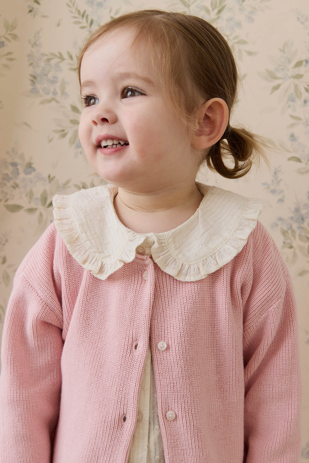 Cardigan uni en maille de coton rose délicat avec boutonnage sur le devant, idéal à superposer 0M–10Y