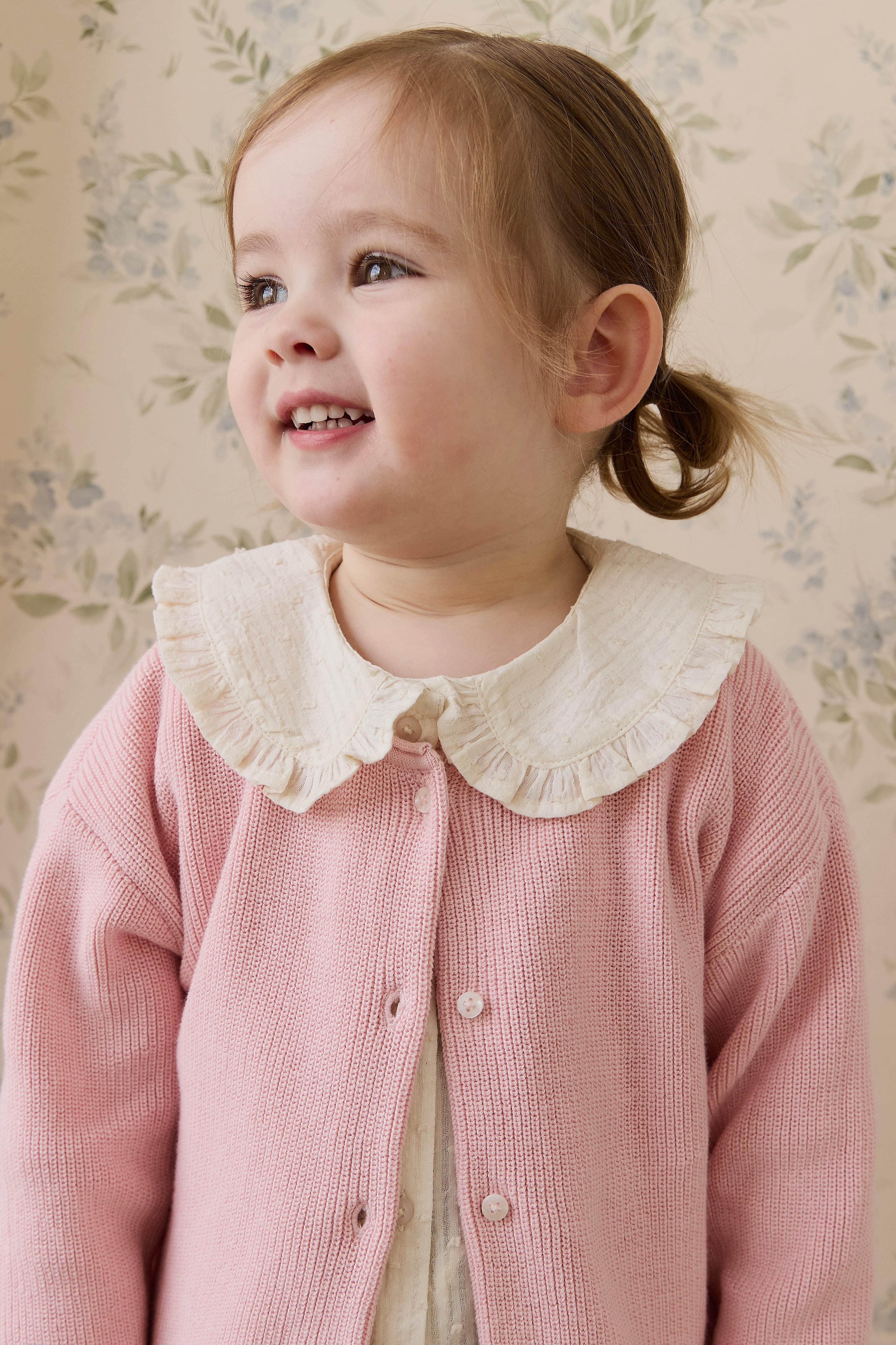 Cardigan uni en maille de coton rose délicat avec boutonnage sur le devant, idéal à superposer 0M–10Y